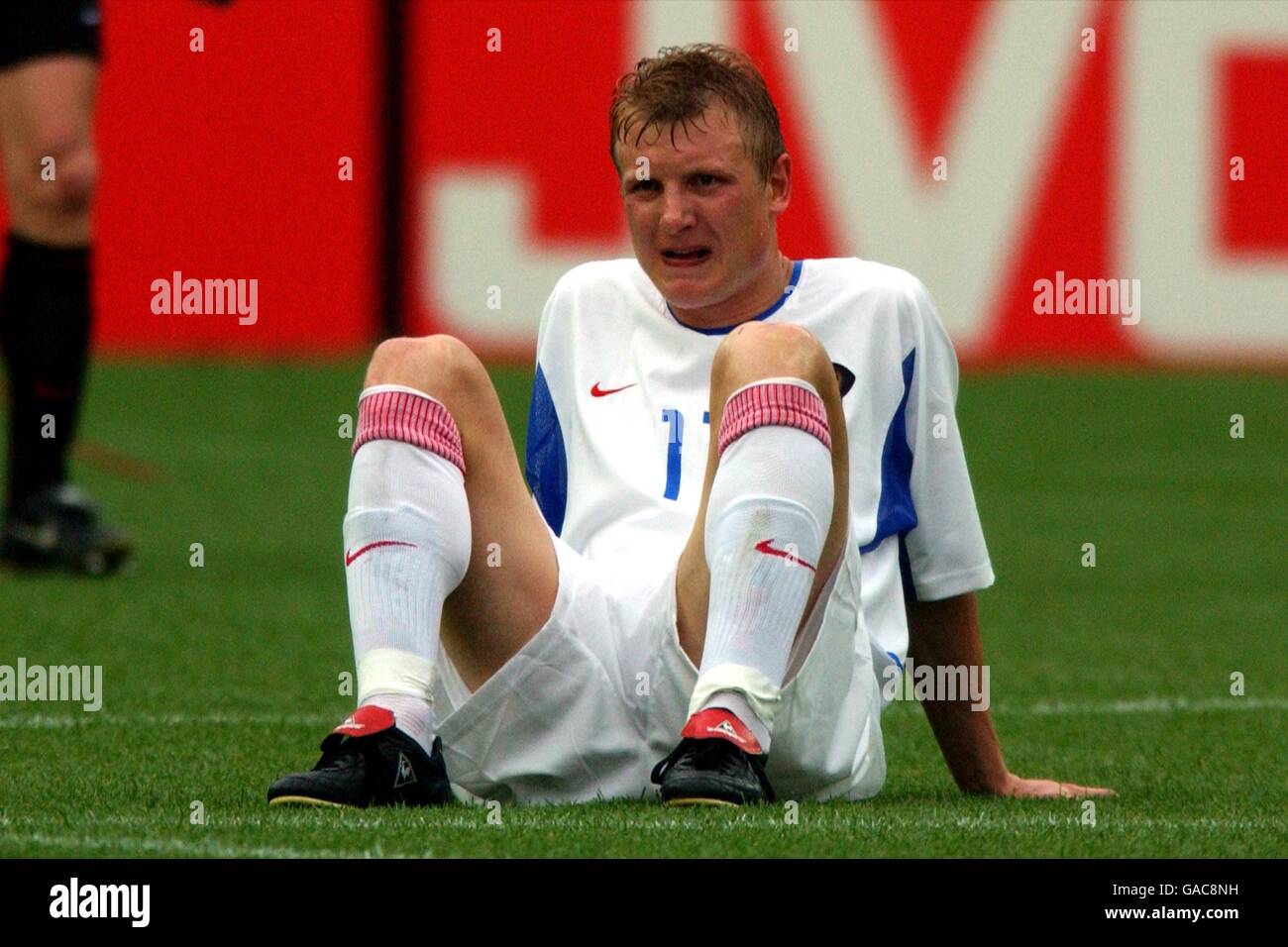 Fußball - FIFA Fußball-Weltmeisterschaft 2002 - Gruppe H - Belgien gegen Russland. Torschütze des russischen Tores Wladimir Beschastnych kann nicht glauben, dass sie verloren haben Stockfoto