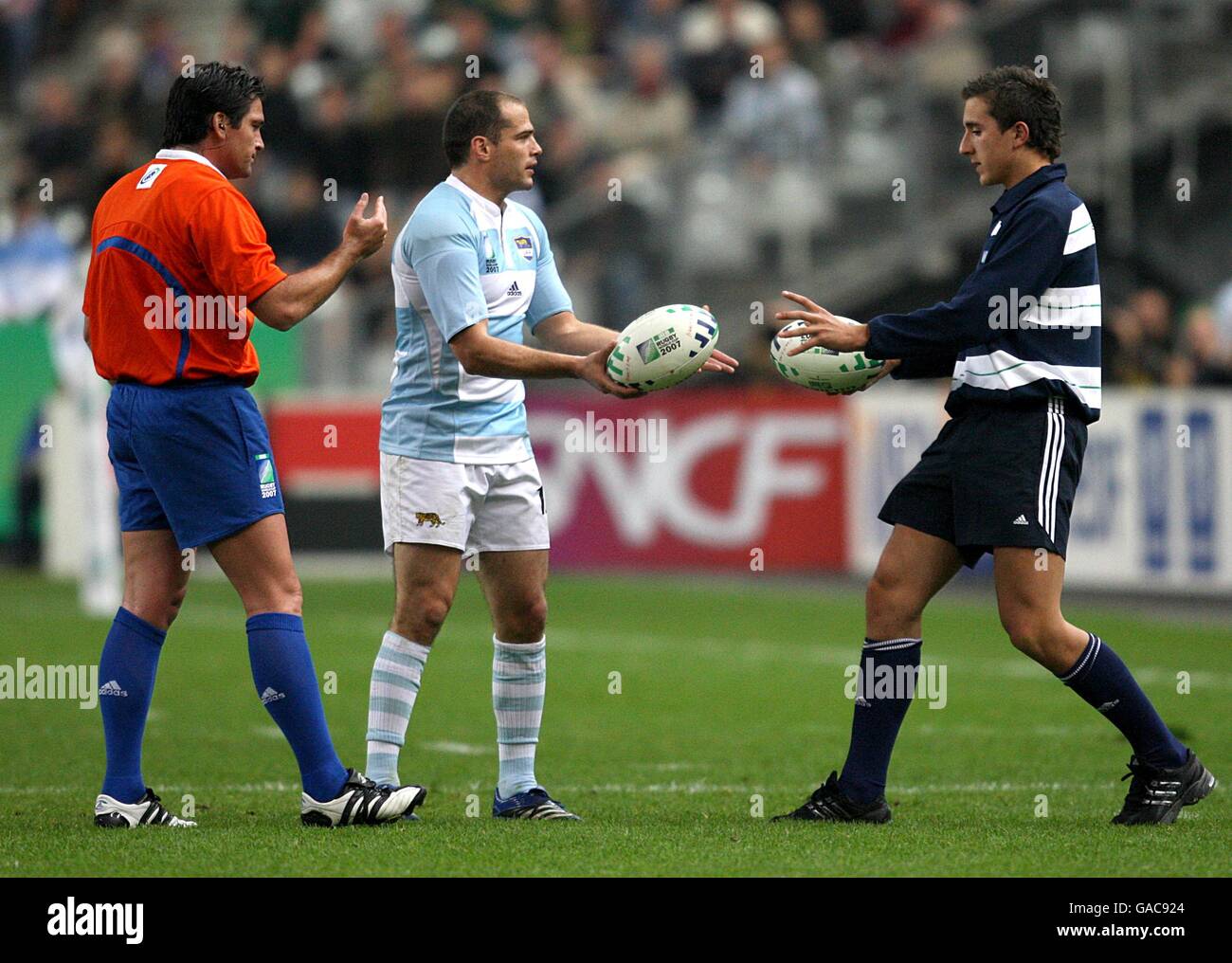 Rugby Union - IRB Rugby-Weltmeisterschaft 2007 - Halbfinale - Südafrika gegen Argentinien - Stade de France. Der Argentinier, der Torist, wechselt den Ball für seinen Torstoß Stockfoto