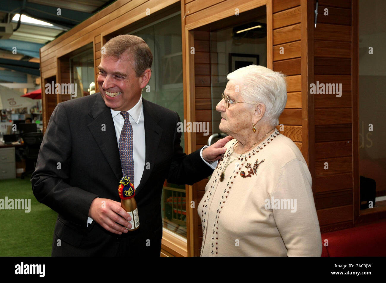 Der Duke of York besucht Innocent smoothies Stockfoto