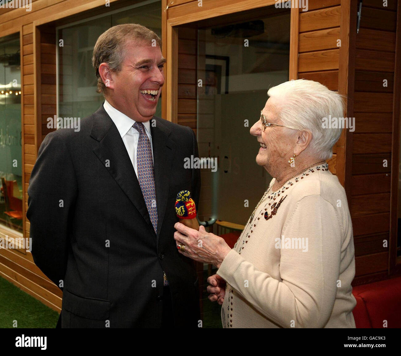 Der Duke of York besucht Innocent smoothies Stockfoto