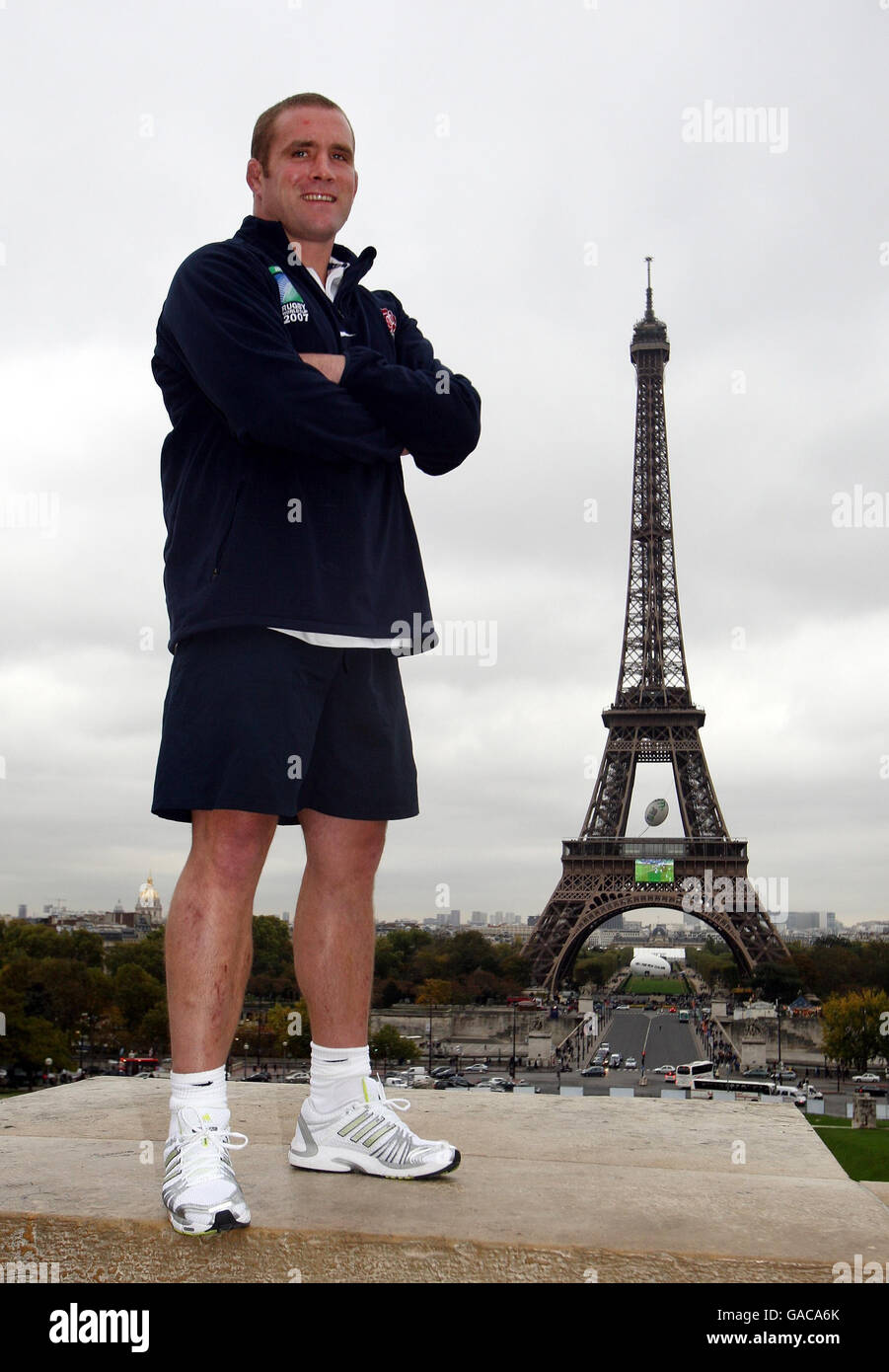 Rugby Union - IRB Rugby World Cup 2007 - England Pressekonferenz und Training - Paris. Der englische Kapitän Phil Vickery posiert für Fotos auf dem Eiffelturm in Paris, Frankreich. Stockfoto