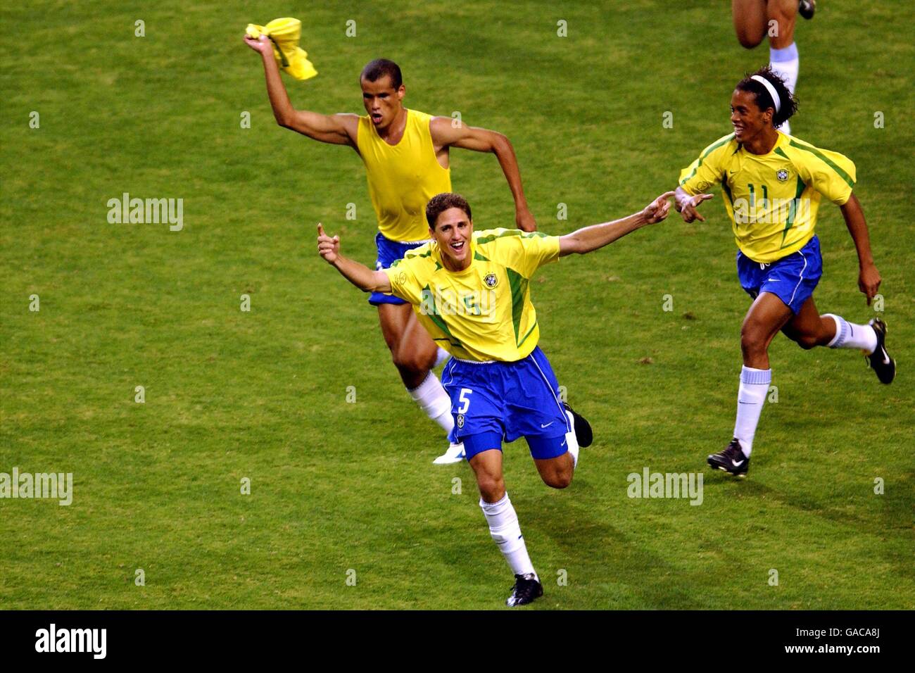 Der Brasilianer Rivaldo feiert sein Ziel mit Edmilson und Ronaldinho Stockfoto