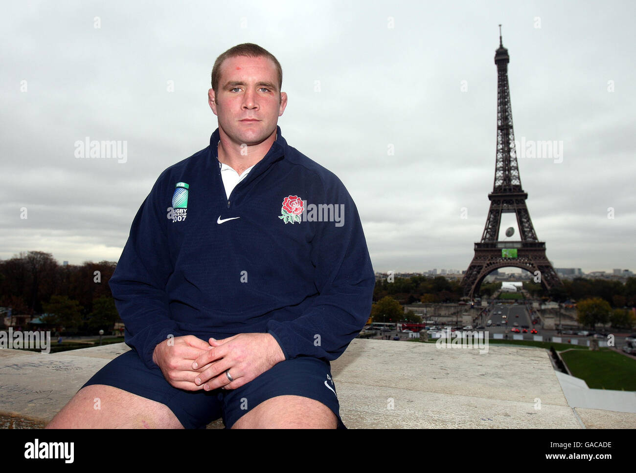 Rugby Union - IRB Rugby World Cup 2007 - England Pressekonferenz und Training - Paris. Der englische Kapitän Phil Vickery posiert für Fotos auf dem Eiffelturm, Paris, Frankreich. Stockfoto