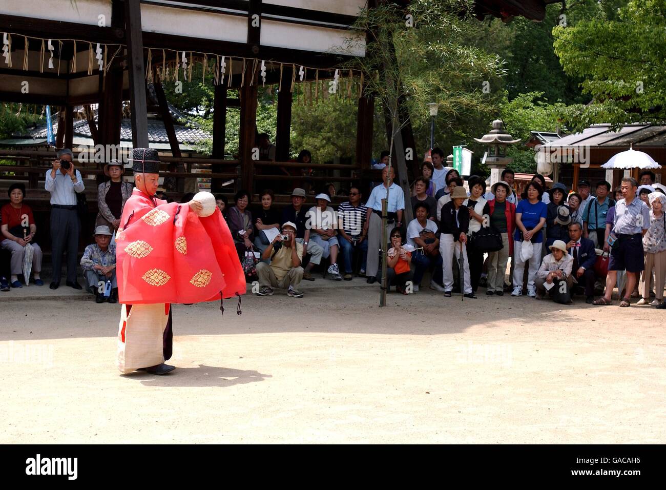 Fußball - FIFA Fußball-Weltmeisterschaft 2002 - Kemari in Koyoto, Japan. Ein Spieler von Kemari, einer alten Form des Fußballs, der vor über 1400 Jahren aus China eingeführt wurde Stockfoto