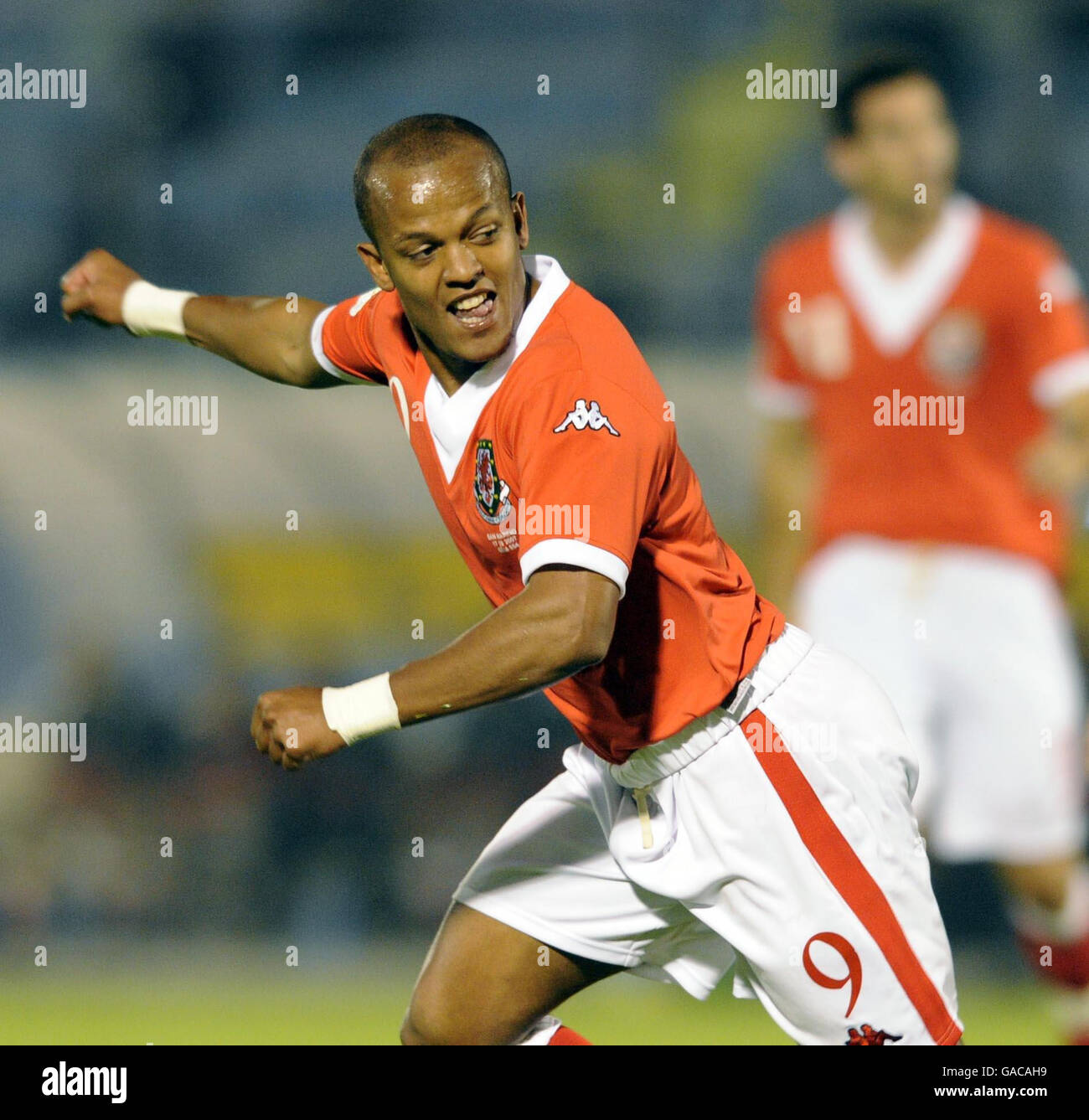 Der walisische Robert Earnshaw feiert sein Tor während des Qualifikationsspiels der UEFA-Europameisterschaft im Serravalle Stadium in San Marino. Stockfoto