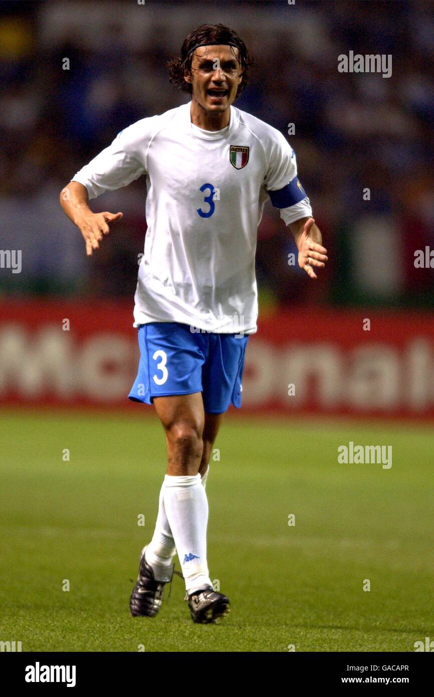 Fußball - FIFA Fußball-Weltmeisterschaft 2002 - Gruppe G - Mexiko - Italien.  Italiens Kapitän Paolo Maldini Stockfotografie - Alamy