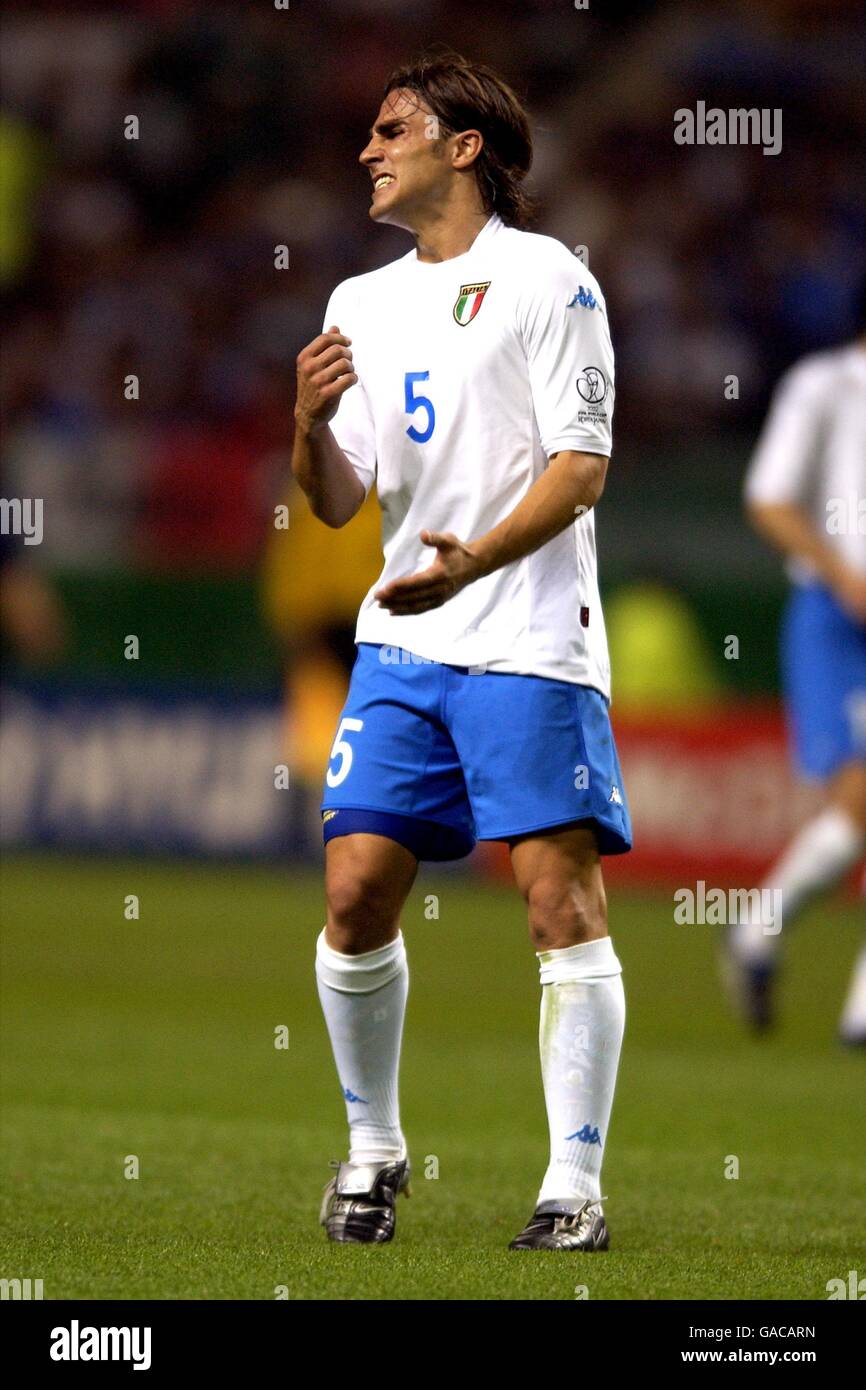 Fußball - FIFA Fußball-Weltmeisterschaft 2002 - Gruppe G - Mexiko - Italien. Der Italiener Fabio Cannavaro fordert mehr von seinen Teamkollegen Stockfoto
