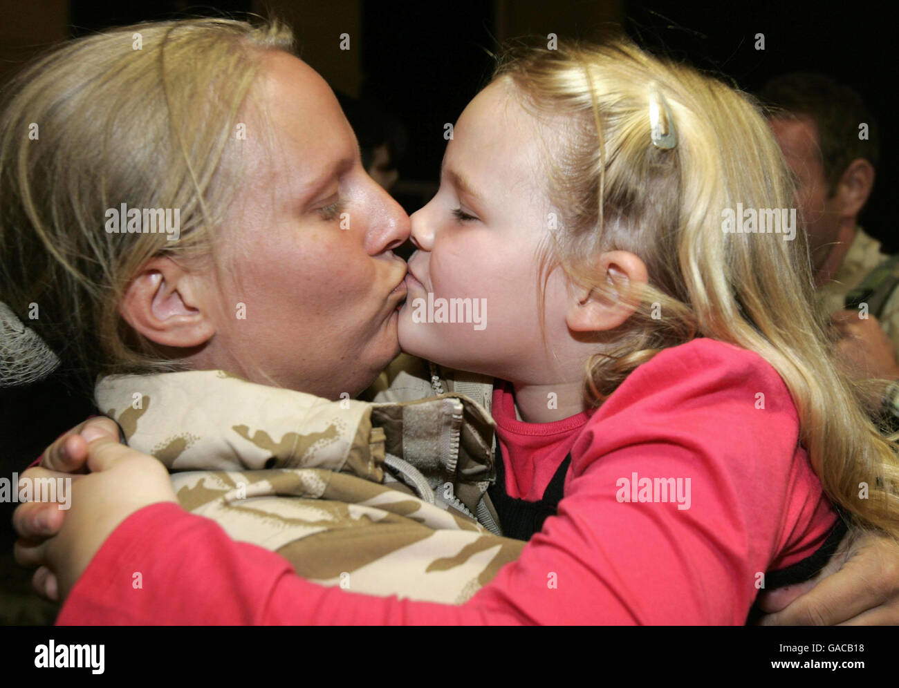 LT Kelly Richardson wird mit ihrer 6-jährigen Tochter Rhiannon wiedervereint, nachdem sie mit dem Pioneer Regiment 23 nach Dienstreise nach Afganistan in ihre Kaserne in Bicester zurückgekehrt ist. Stockfoto