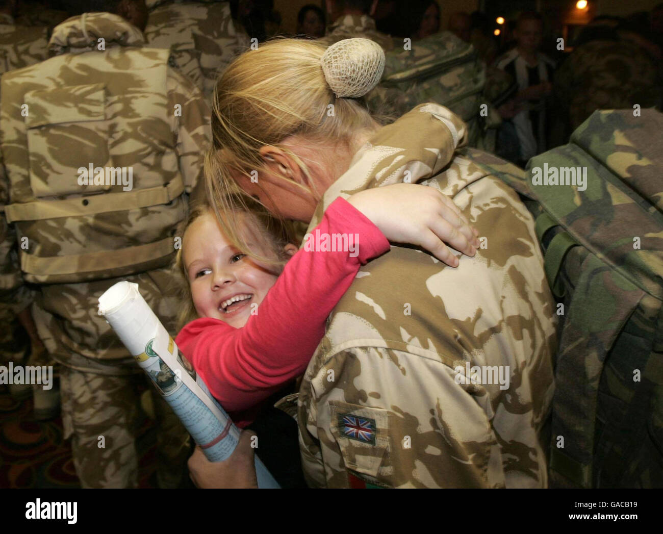 LT Kelly Richardson wird mit ihrer 6-jährigen Tochter Rhiannon wiedervereint, nachdem sie mit dem Pioneer Regiment 23 nach Dienstreise nach Afganistan in ihre Kaserne in Bicester zurückgekehrt ist. Stockfoto