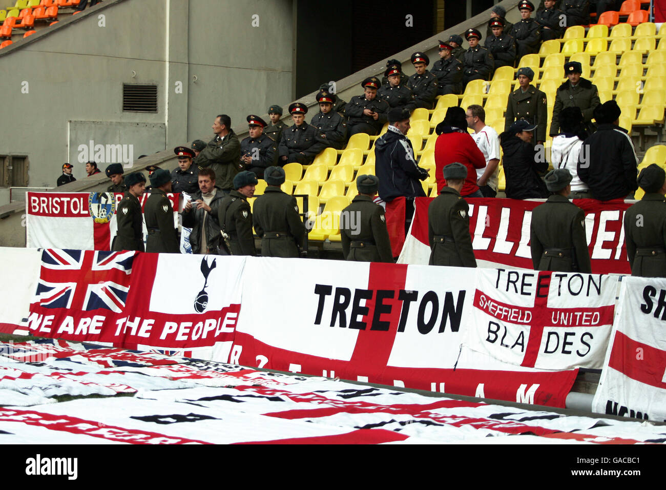 Fußball - UEFA European Championship 2008 Qualifikation - Gruppe E - Russland gegen England - Luzhniki Stadium. Russische Soldaten sitzen vor dem Anstoß auf den Tribünen Stockfoto