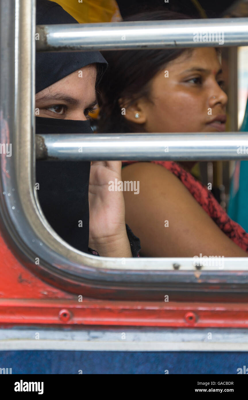 Muslimischen und hinduistischen Frauen in einem Bus in Mumbai Indien Stockfoto