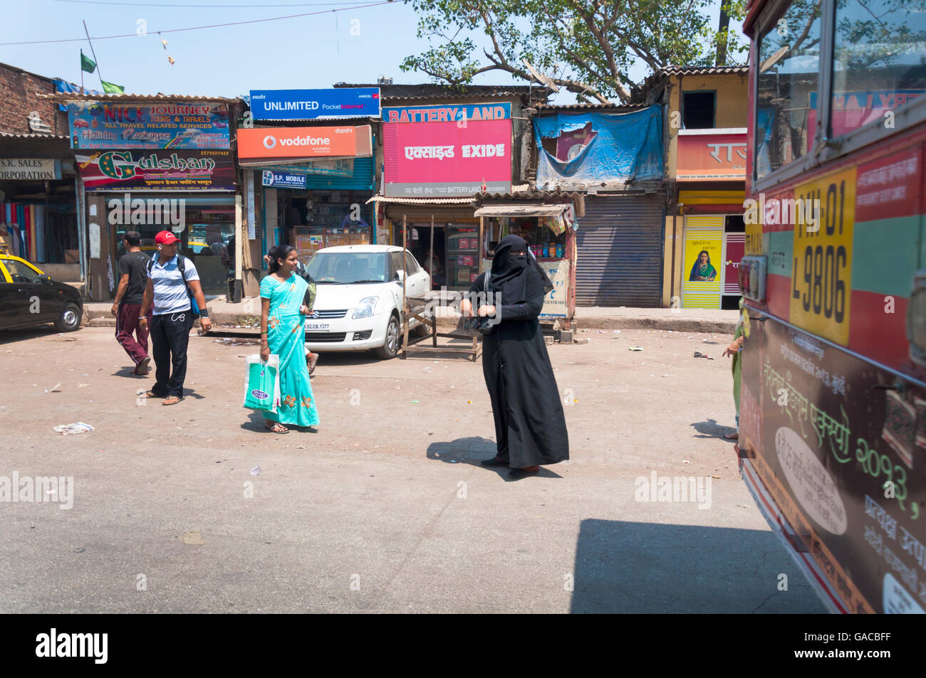 Straßenszene in Mumbai Maharashtra Indien muslimischen und hinduistischen Frauen coexiting Stockfoto