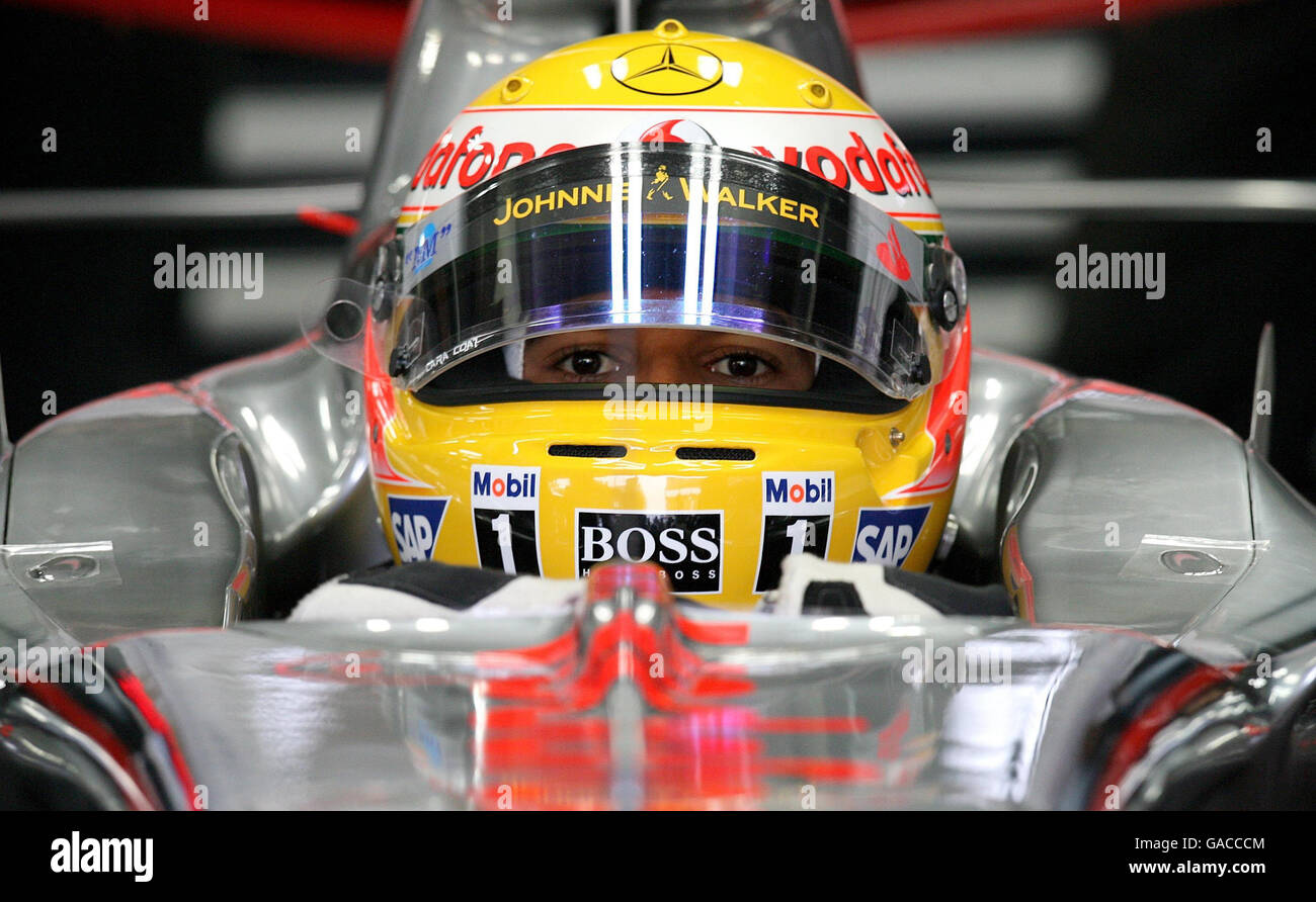 McLaren Lewis Hamilton in der Garage während eines Trainings auf der Interlagos, Sao Paulo, Brasilien Stockfoto