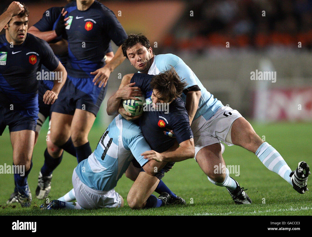 Der französische Christophe Dominici (Mitte) wird vom Argentinier Martin Durand (rechts) und Federico Martin Aramburu beim IRB Rugby World Cup Bronze Medal Match im Parc des Princess, Paris, Frankreich, an den Boden gebracht. Stockfoto