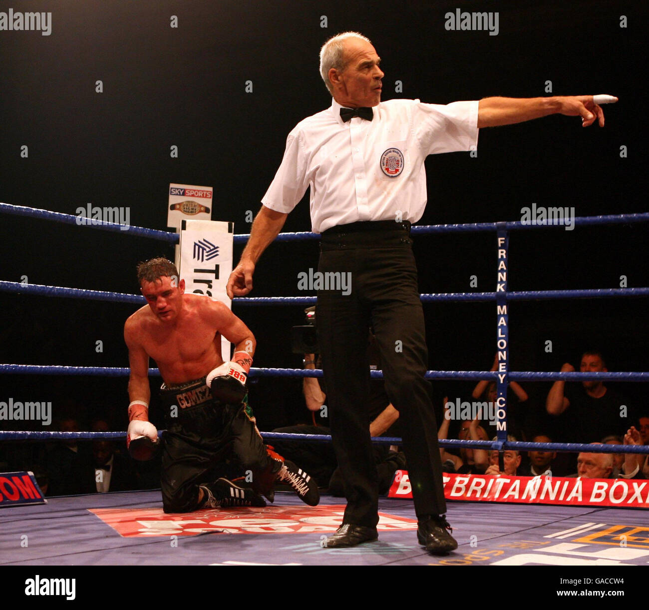 Micheal Gomez (links) wird in der 6. Runde von Carl Johanneson (nicht abgebildet) beim britischen Super-Featherweight Titelbout im Doncaster Dome, Doncaster, niedergeschlagen. Stockfoto