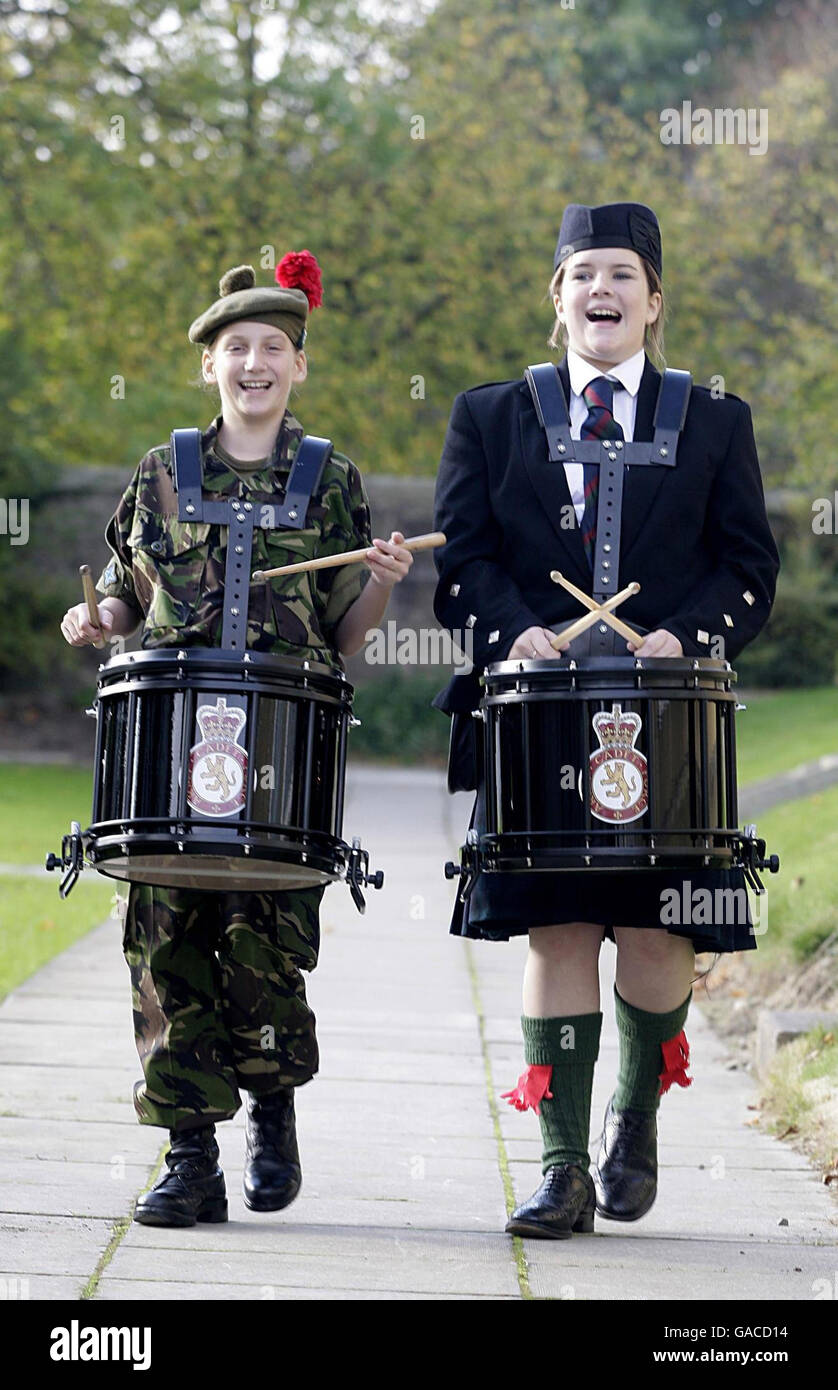 LoRa Harwood und Rebekah Locherty, Kadetten des Angus- und Dundee-Regiments, bei den jährlichen Bagpasping- und Drumming-Meisterschaften im Inchdrewer House, Edinburgh. Stockfoto