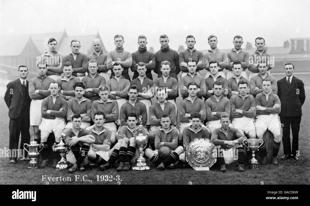 Die Mannschaft von Everton posiert mit der League Championship-Trophäe, dem Charity Shield und anderen Trophäen, die sie 1932-33 gewonnen haben Stockfoto