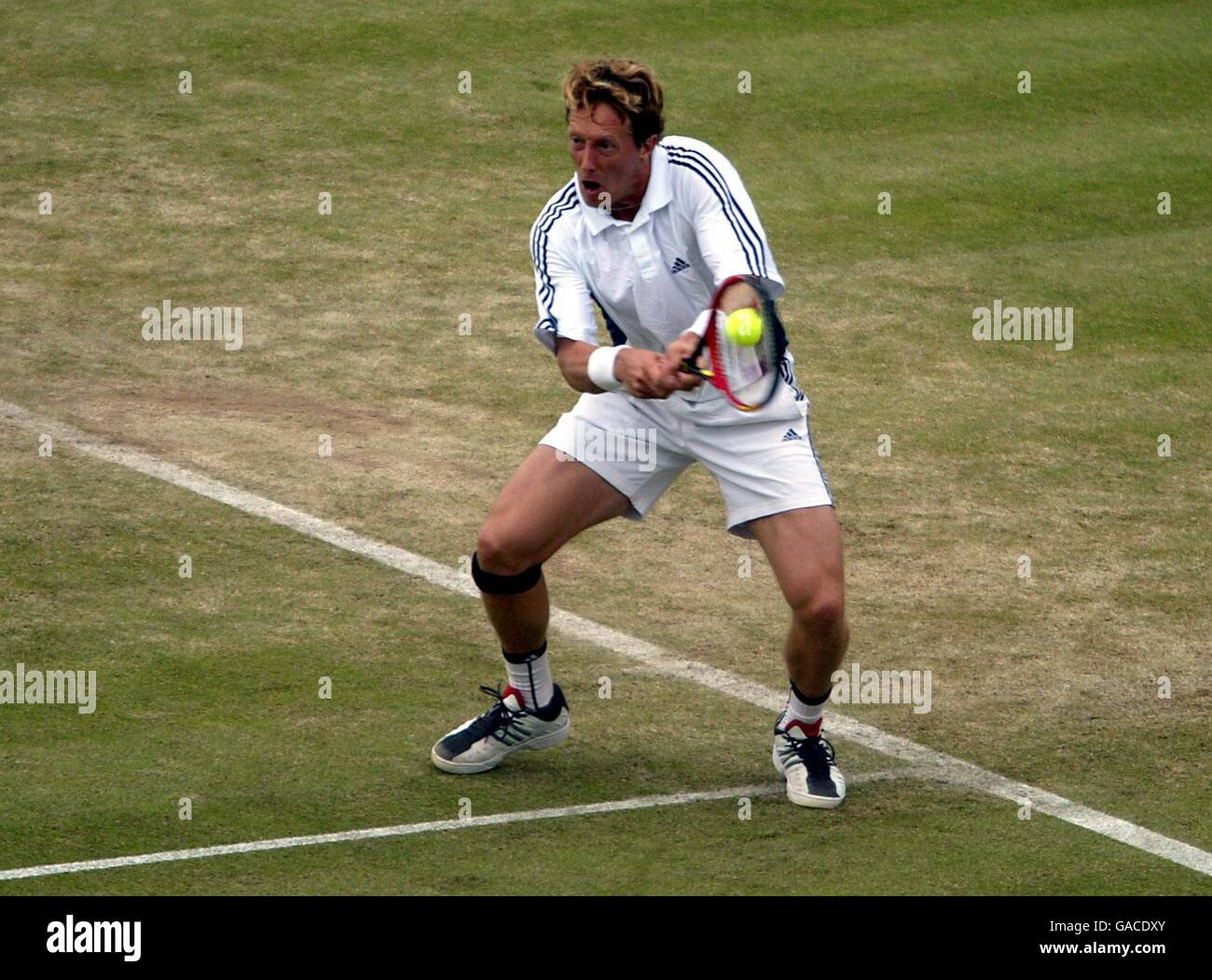 Tennis - Die Samsung Open, Nottingham. Der Schwedische Jonas Bjorkman kehrt gegen Greg Rusedski zum Aufschlag zurück Stockfoto