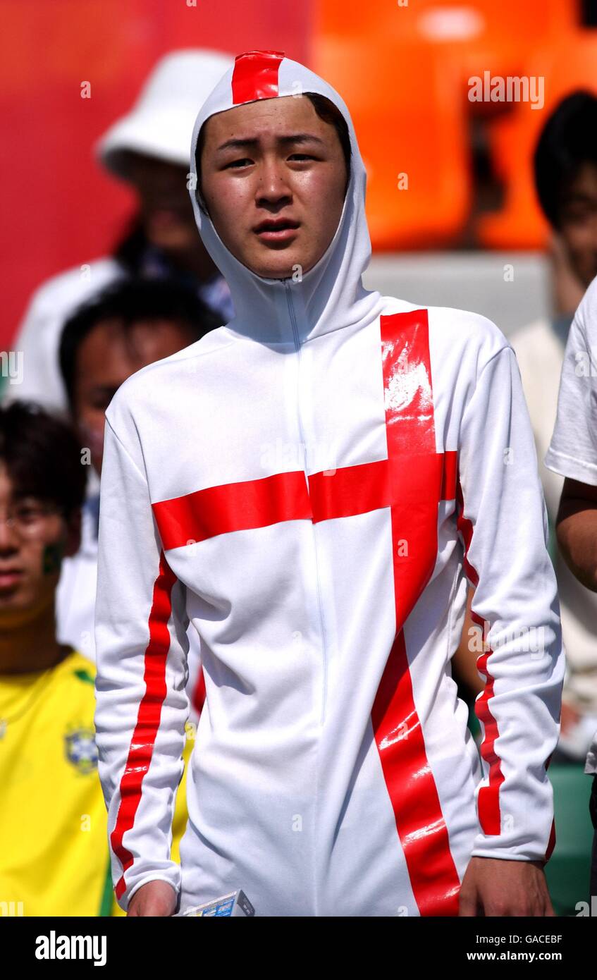 Ein japanischer England-Fan beobachtet seine Seite in Aktion gegen Brasilien Stockfoto