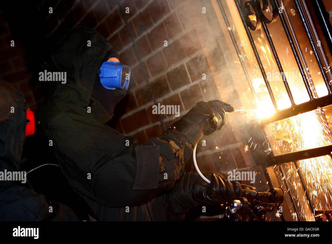 Die Polizei von West Yorkshire ergreift extreme Maßnahmen, um Zugang zu einem Haus in Leeds zu erhalten. Die Operation Fishley ist ein Vorgehen gegen Drogenhändler in der Stadt, die in der Nähe von Schulen Drogen verkaufen. Stockfoto