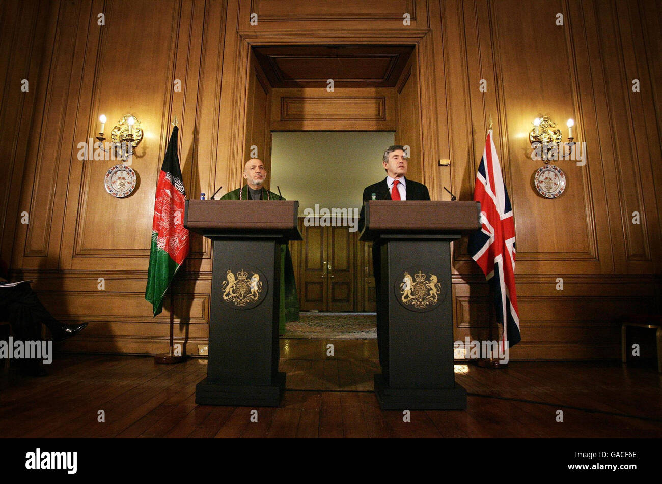 Premierminister Gordon Brown (rechts) und der afghanische Präsident Hamid Karzai während einer Pressekonferenz in der Downing Street 10, London. Stockfoto