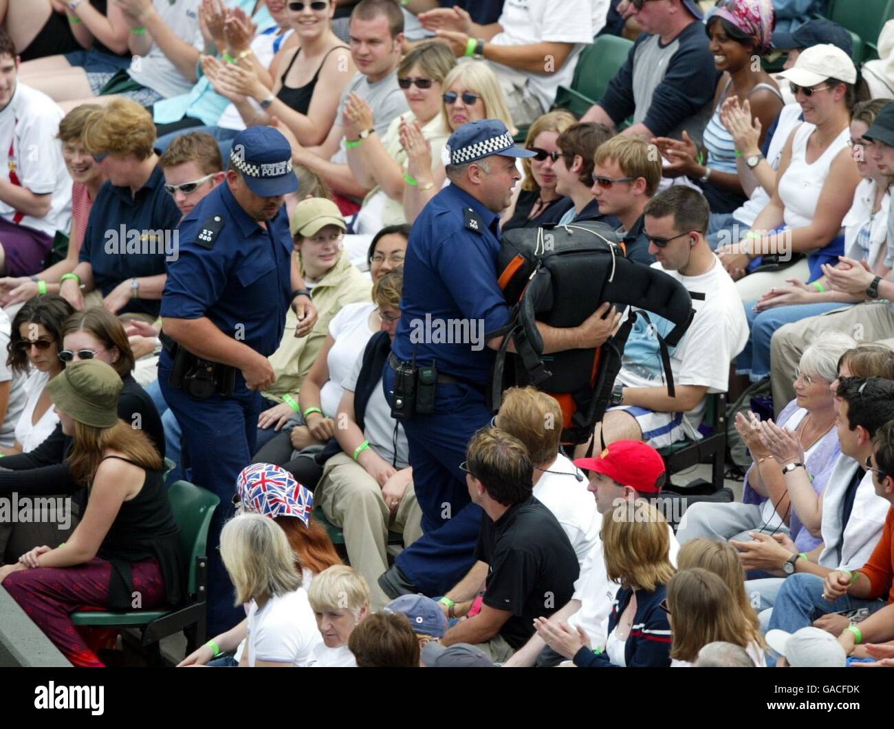 Ein Paket wird vom Platz Nummer 1 als Spiel getragen Wird während des Tim Henman-Matches hochgehalten Stockfoto