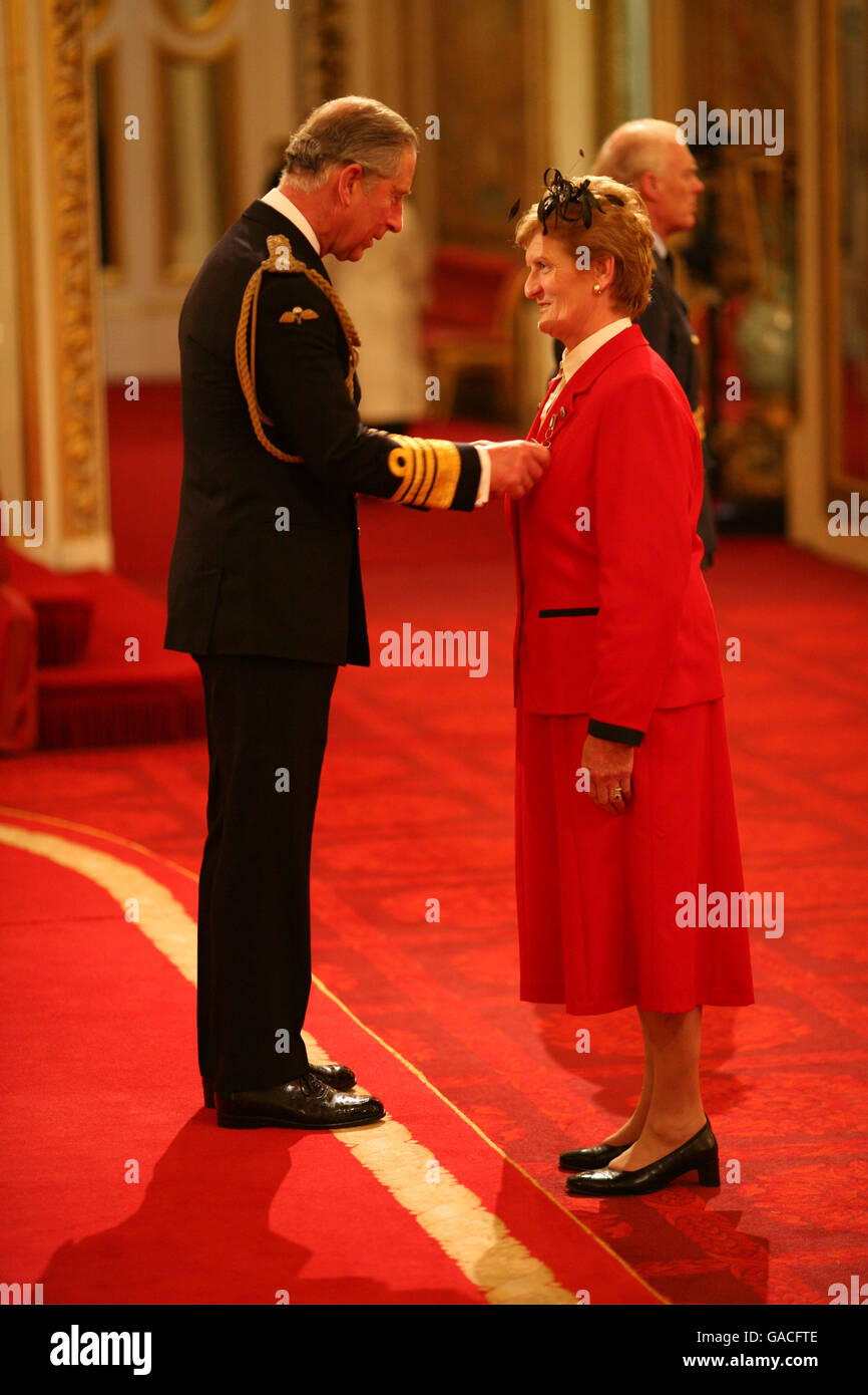 Frau Hilda Stewart wird vom Prince of Wales im Buckingham Palace zur