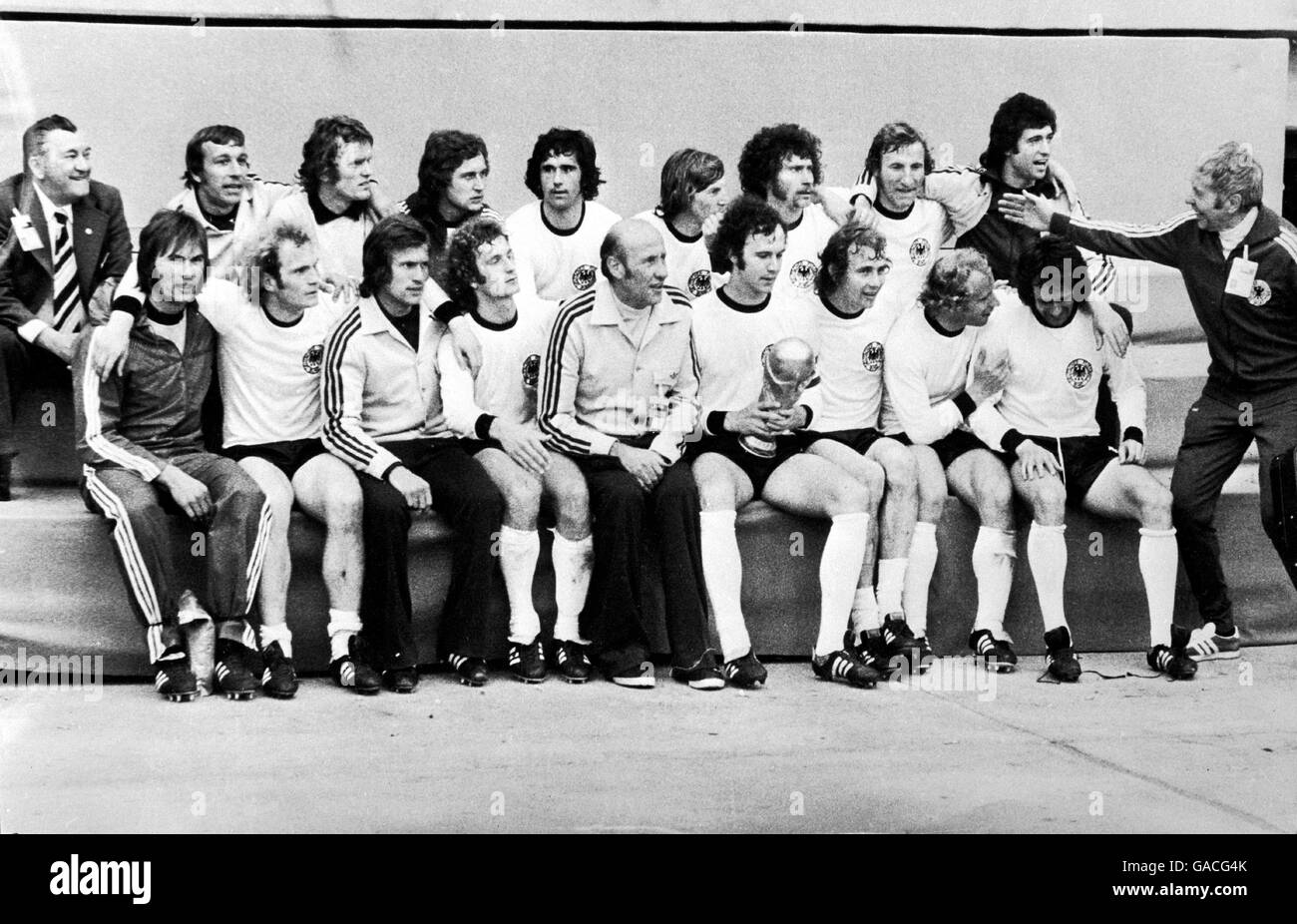 Das siegreiche Westdeutschland-Team posiert mit dem für Fotos WM-Trophäe Stockfoto