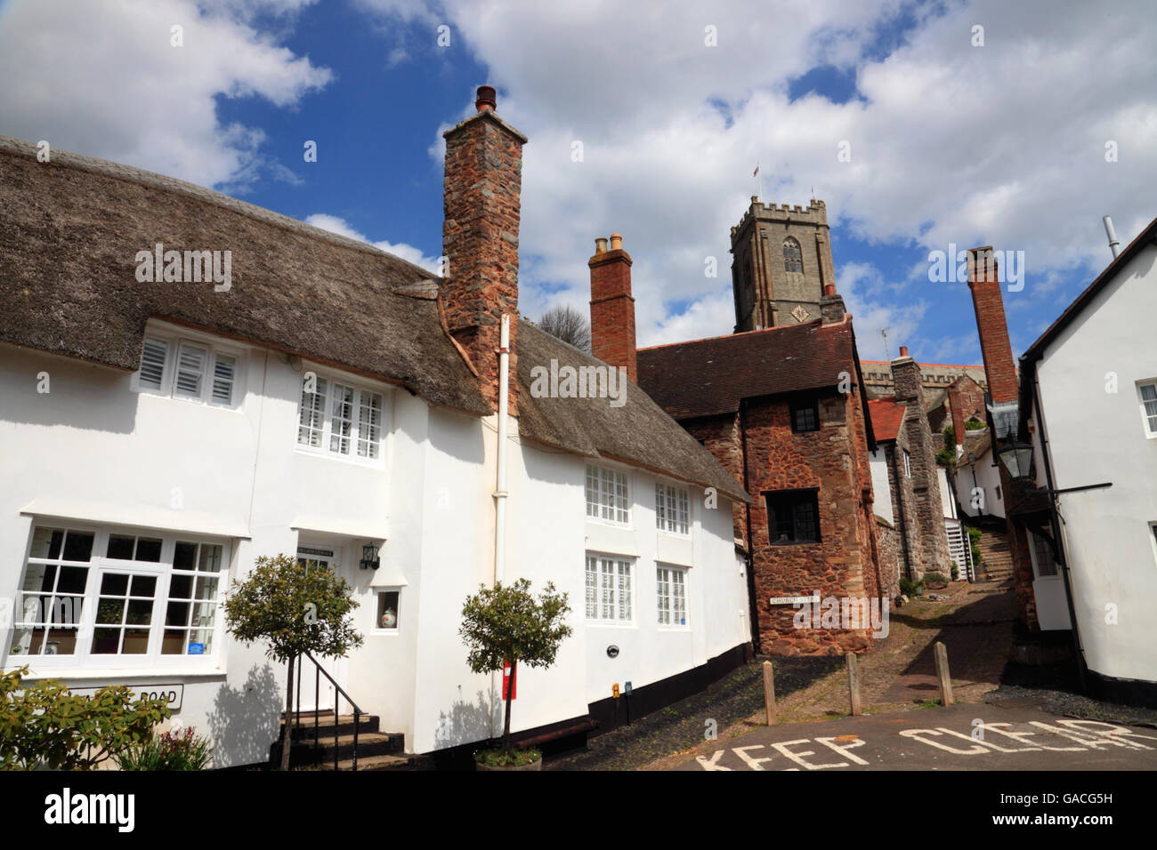 Ferienhäuser in Vicarage Road, Blick in Richtung Kirche Schritte, Minehead, Somerset. Stockfoto