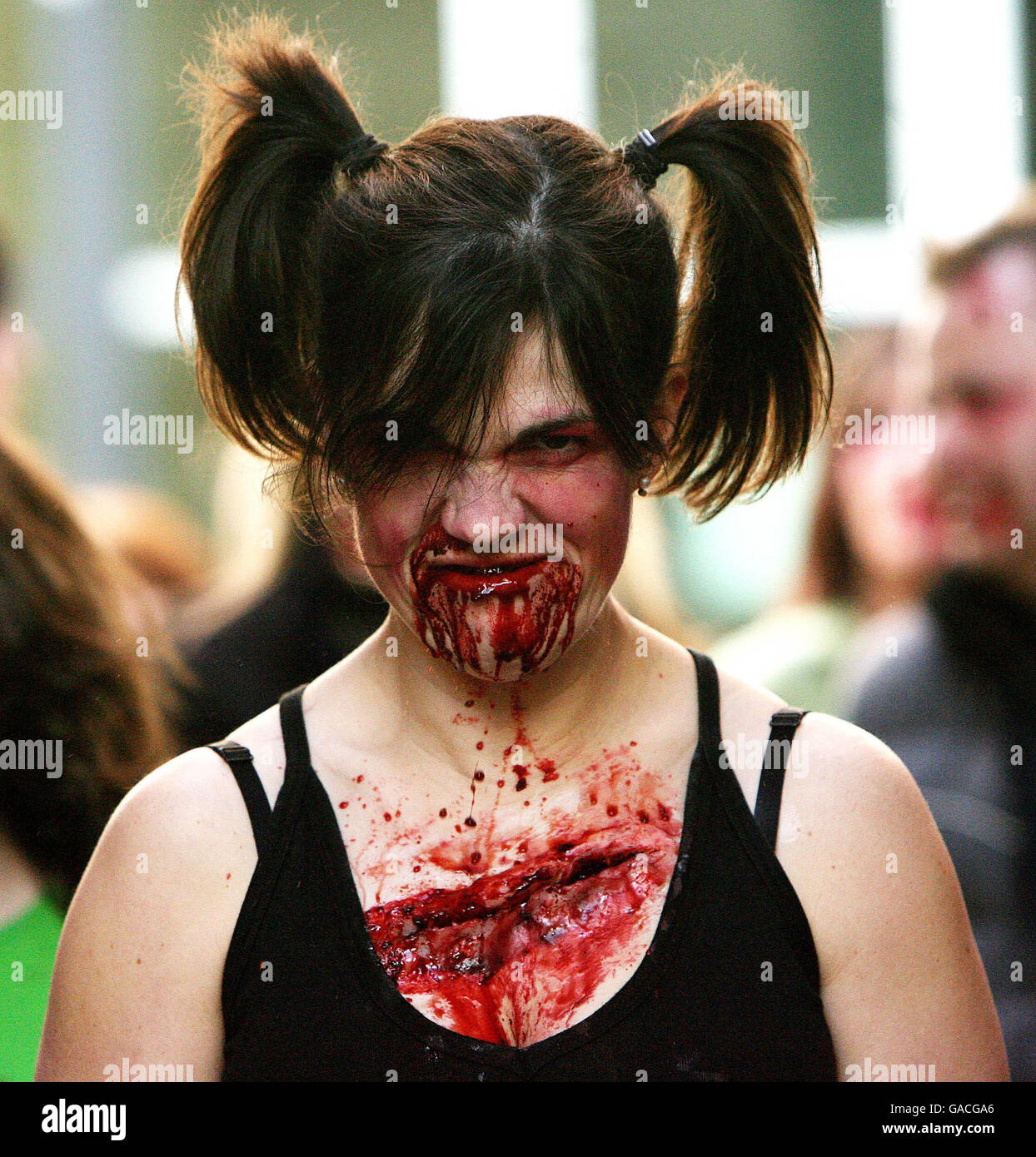 Das Schauspielmitglied Jo Murrey Crawford spielt eine Rolle, als die Dreharbeiten zu Battle of the Bone, dem ersten Horrorfilm der nordirischen Kampfkunst, beginnen. Stockfoto