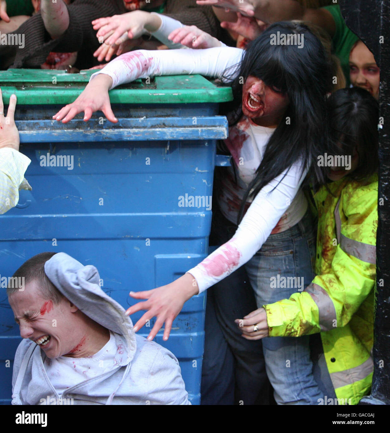 Das Schauspielmitglied Shane Todd ist beim Beginn der Dreharbeiten zu Battle of the Bone, dem ersten Horrorfilm der nordirischen Kampfkunst, auf Anhieben. Stockfoto