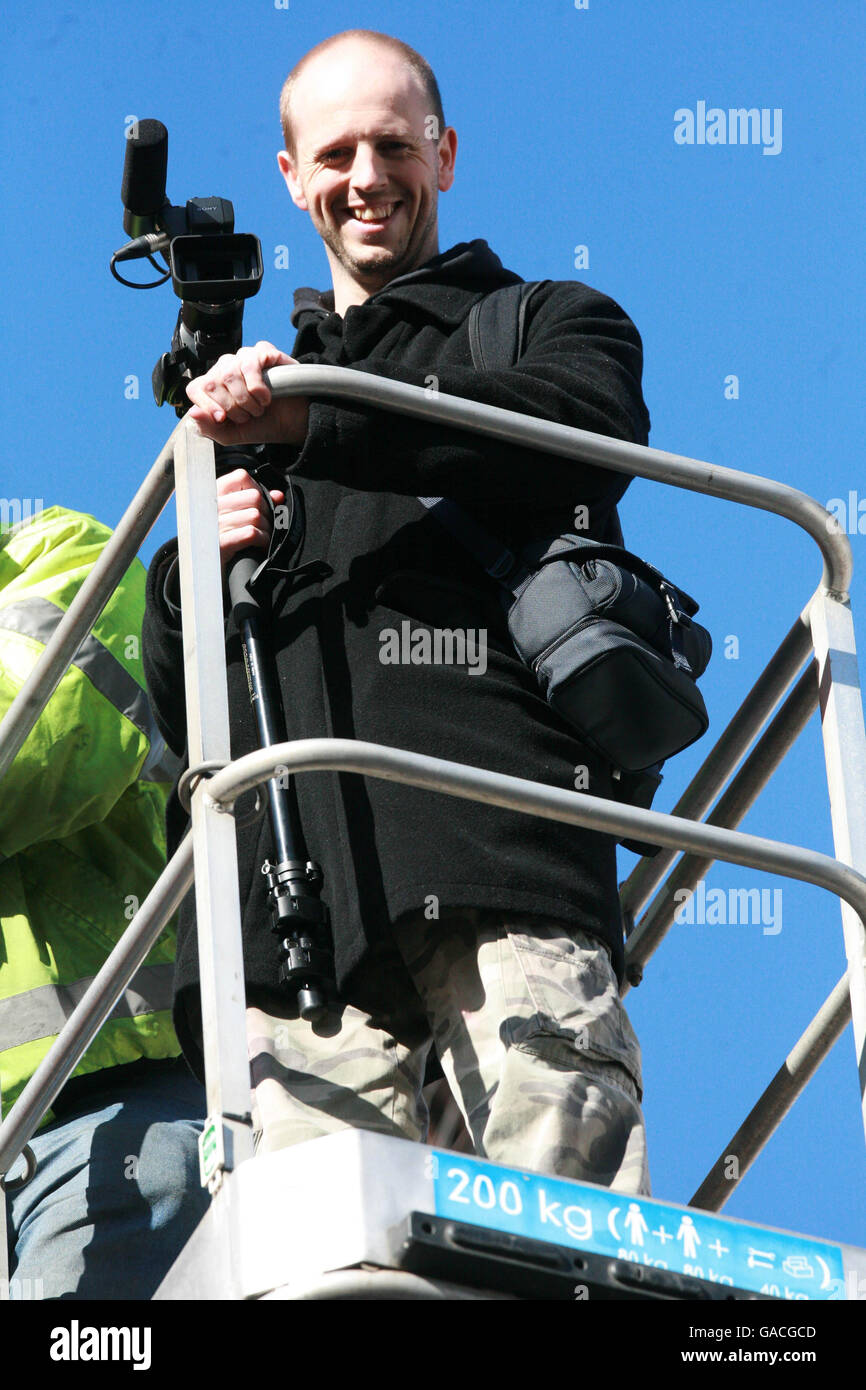 STANDALONE-FOTO. Regisseur George Clarke behält die Dinge von einem Cherry Picker im Auge, während die Dreharbeiten zu Battle of the Bone, dem ersten Horrorfilm der nordirischen Kampfkunst, beginnen. Stockfoto