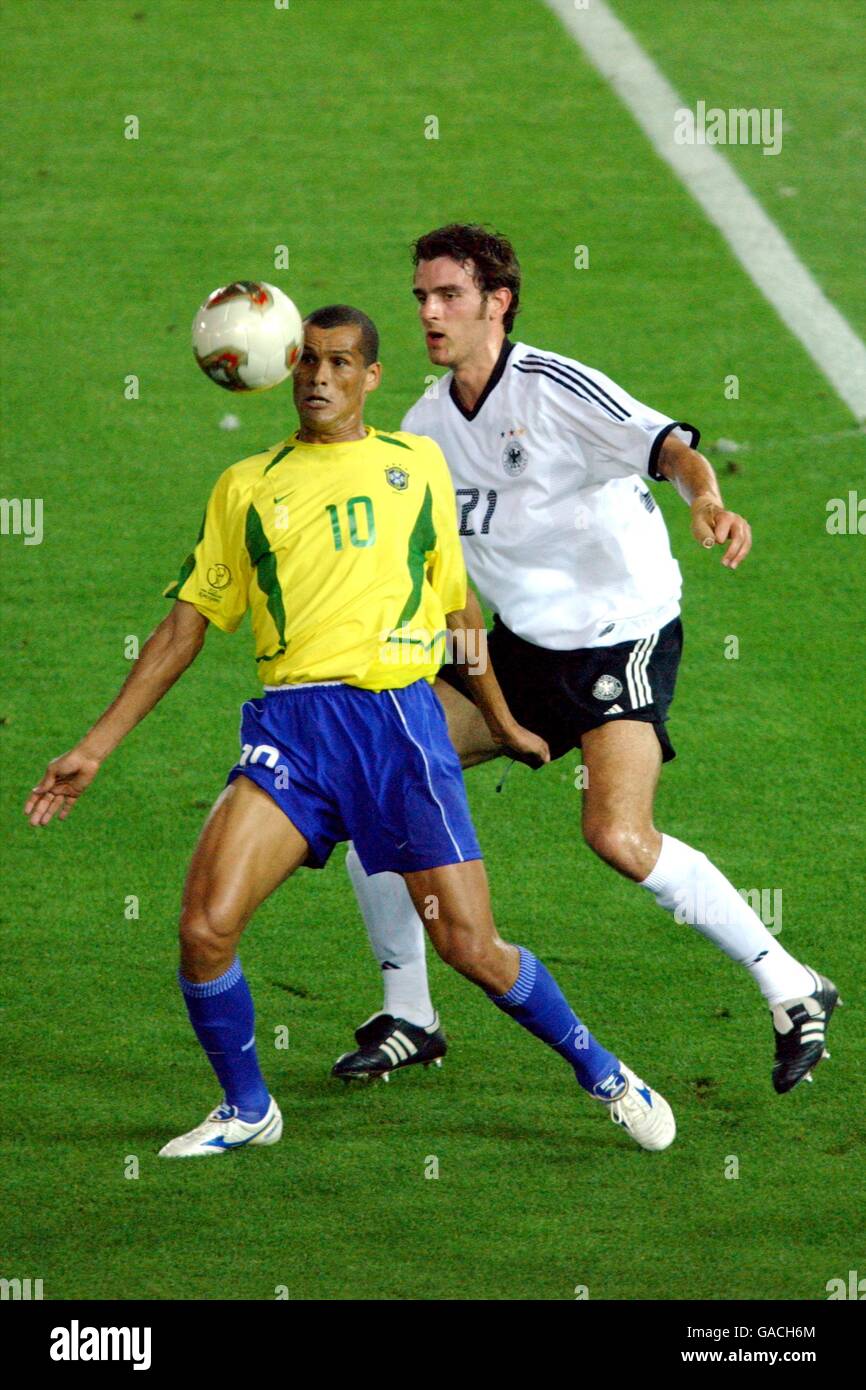 Fußball - FIFA Fußball-Weltmeisterschaft 2002 - Finale - Deutschland gegen Brasilien. Brasiliens Rivaldo hält den deutschen Christoph Metzelder zurück Stockfoto