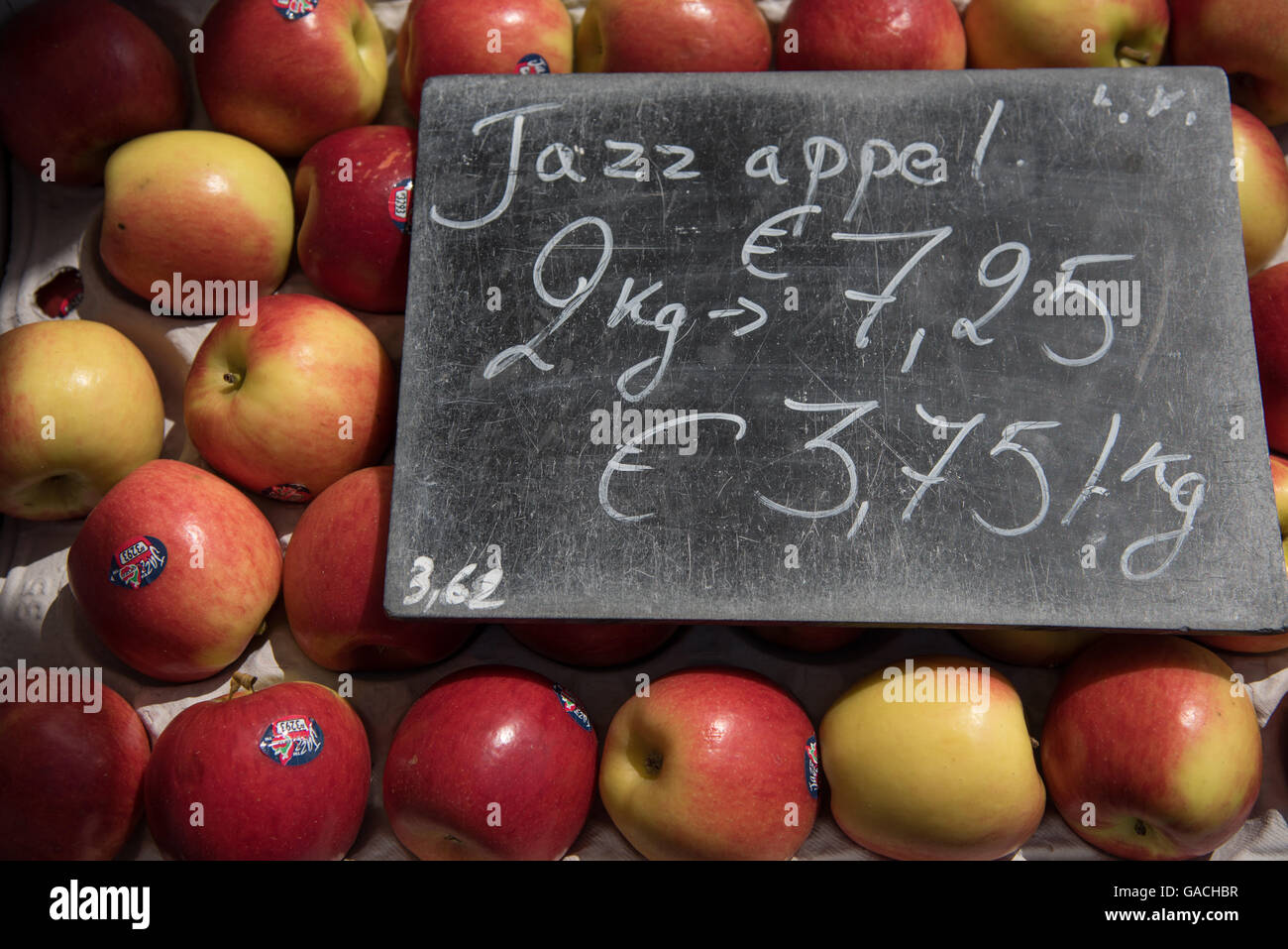 Frische jazz Äpfel zum Verkauf am Samstag Markt, De Panne, Belgien Stockfoto