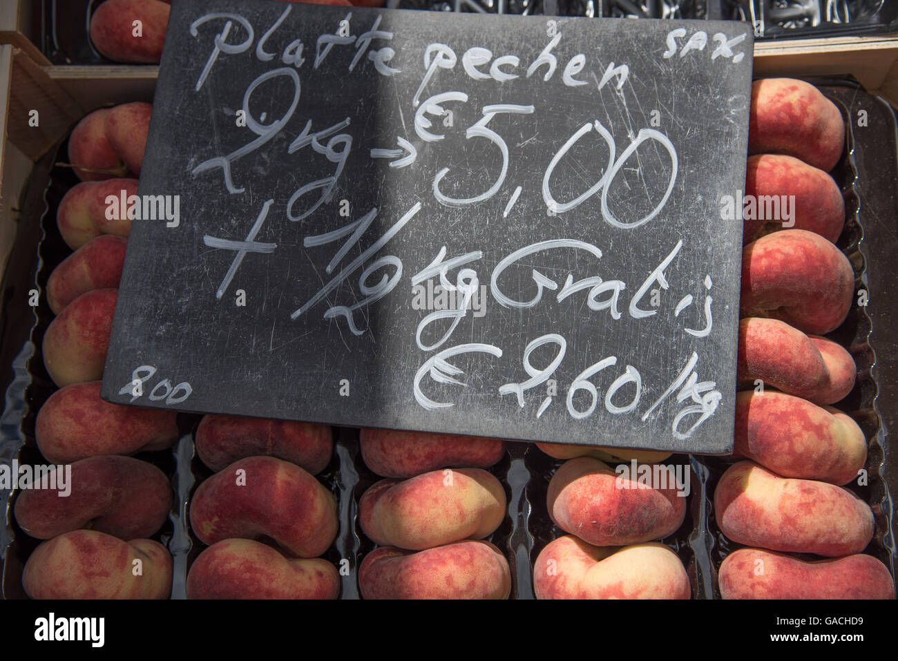 Frische Pfirsiche zum Verkauf am Samstag Markt, De Panne, Belgien Stockfoto