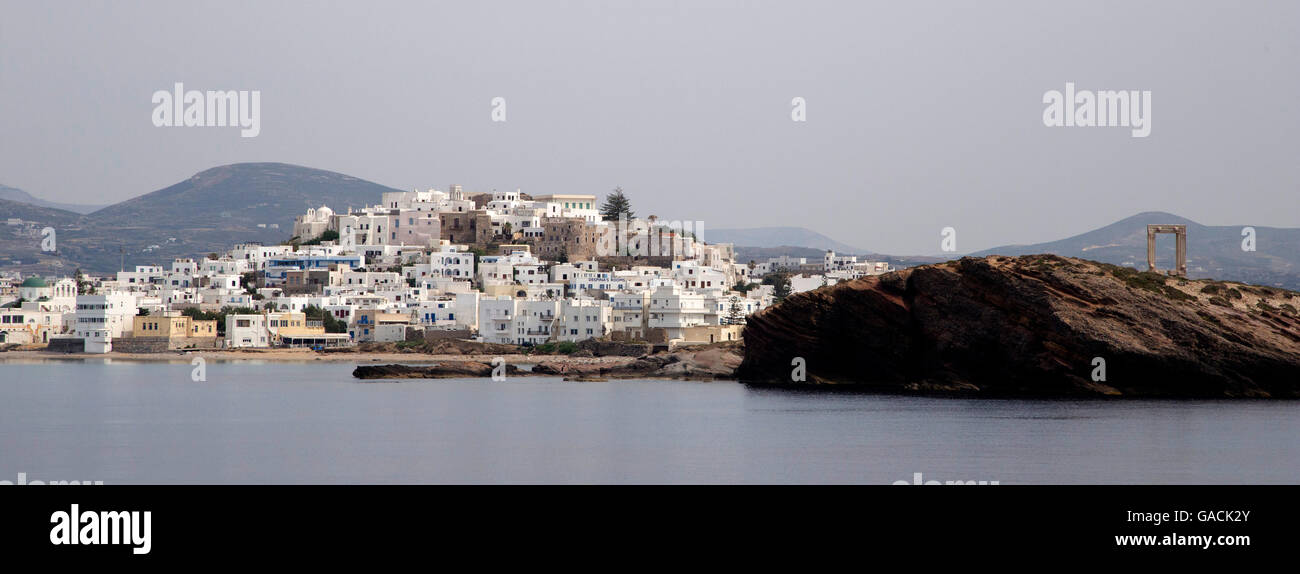 Gesamtansicht der Naksos Insel und Apollo-Tempel. Stockfoto