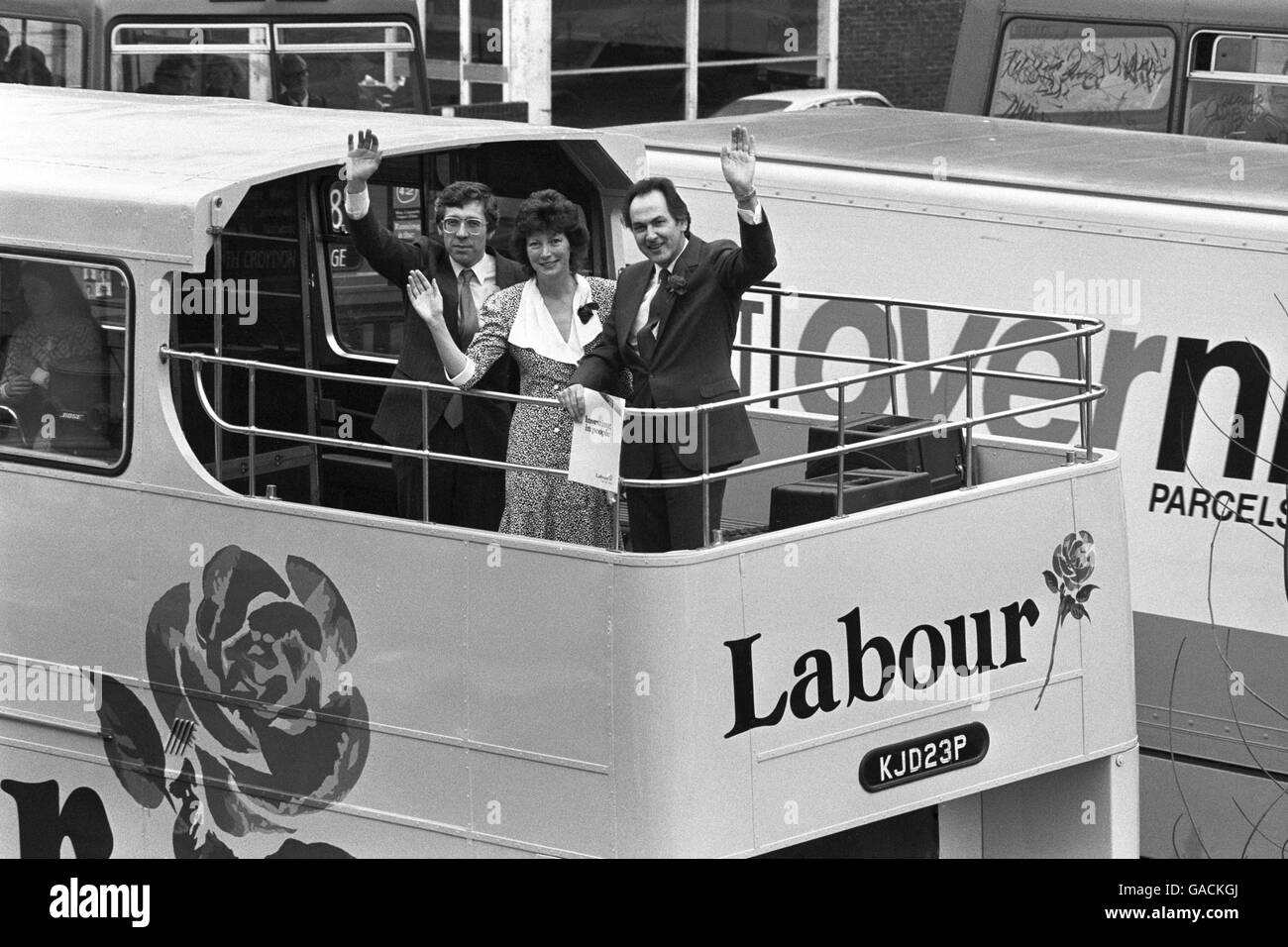 Anhänger der Arbeiterbewegung bringen ihren lokalen Wahlkampf in Bewegung, an Bord des Doppeldeckerbusses der Partei im Süden Londons. Londoners Wahlurnen für Labour sind Dr. John Cunningham (rechts), der Schattenumweltminister, Patricia Hollis, die Vorsitzende des Norwich Council und Jack Straw, Abgeordneter von Blackburn. Stockfoto