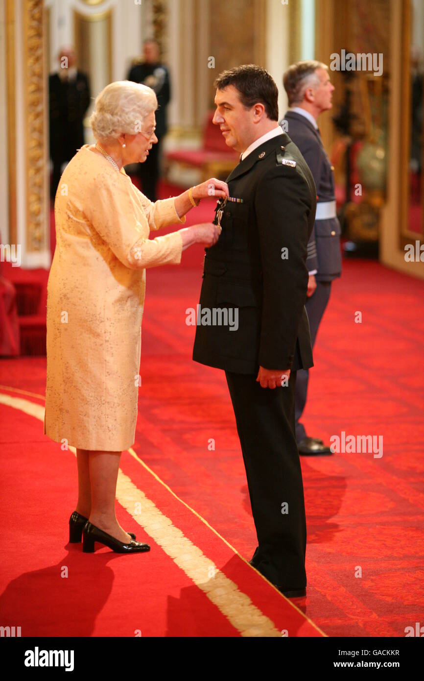 Sergeant Allan Jones erhält die Queen's Police Medal von der Queen im Buckingham Palace. Stockfoto