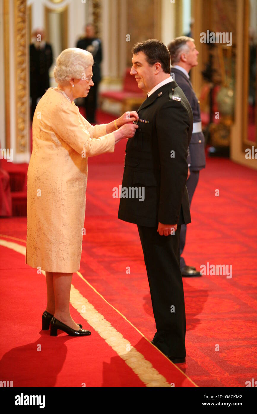 Sergeant Allan Jones erhält die Queen's Police Medal von der Queen im Buckingham Palace. Stockfoto