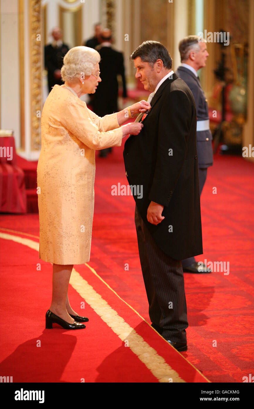 Herr Edmund Harper aus Bruton erhält von der Queen im Buckingham Palace einen MBE für Dienstleistungen für die Viehtransportindustrie. Stockfoto