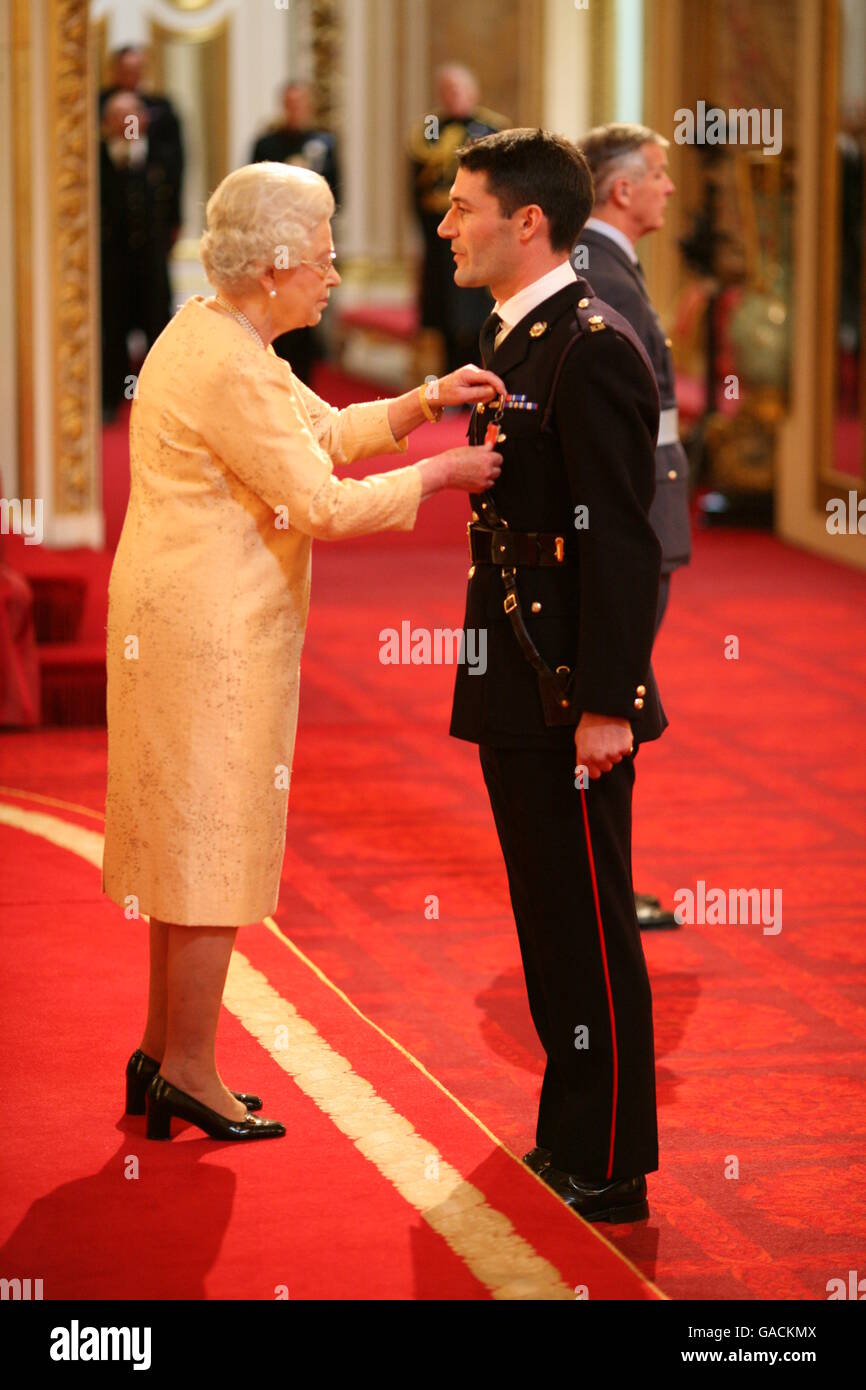 Major Oliver Lee erhält und MBE von der Queen am Buckingham Palace. Stockfoto