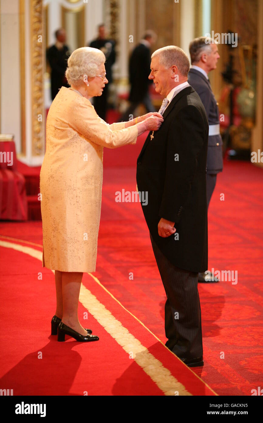 Francis Firth erhält einen MBE von der Queen am Buckingham Palace. Stockfoto