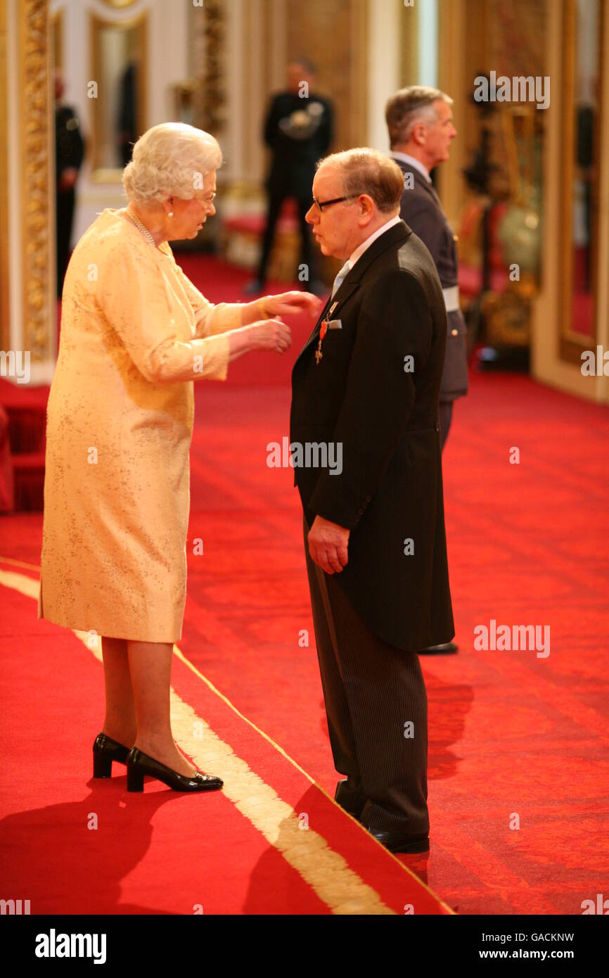 Herr Robert Ashby, Art Handler, Royal Academy of Arts, aus Welling, erhält von der Queen im Buckingham Palace einen MBE für die Verdienste um Kunst Stockfoto