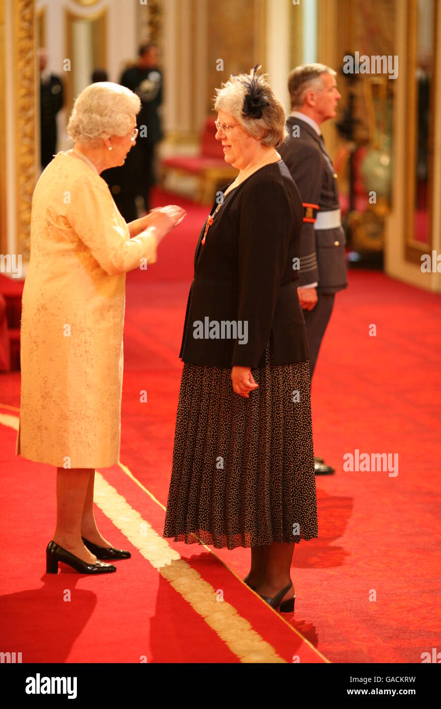 Miss Vanessa Billing erhält von der Queen am Buckingham Palace einen MBE. Stockfoto