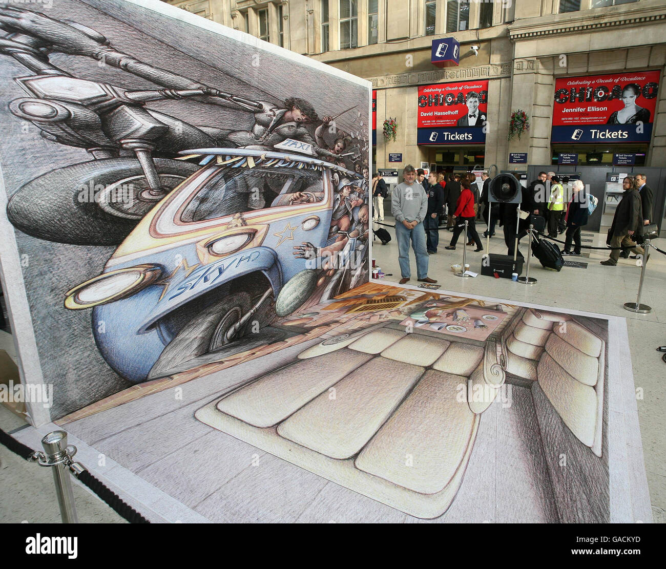 3D-Kunstwerke an der Waterloo Station. Der Künstler Kurt Wenner in der Waterloo Station, London, mit seinem 3D-Kunstwerk, aus dem entgegengesetzten Winkel gesehen. Stockfoto