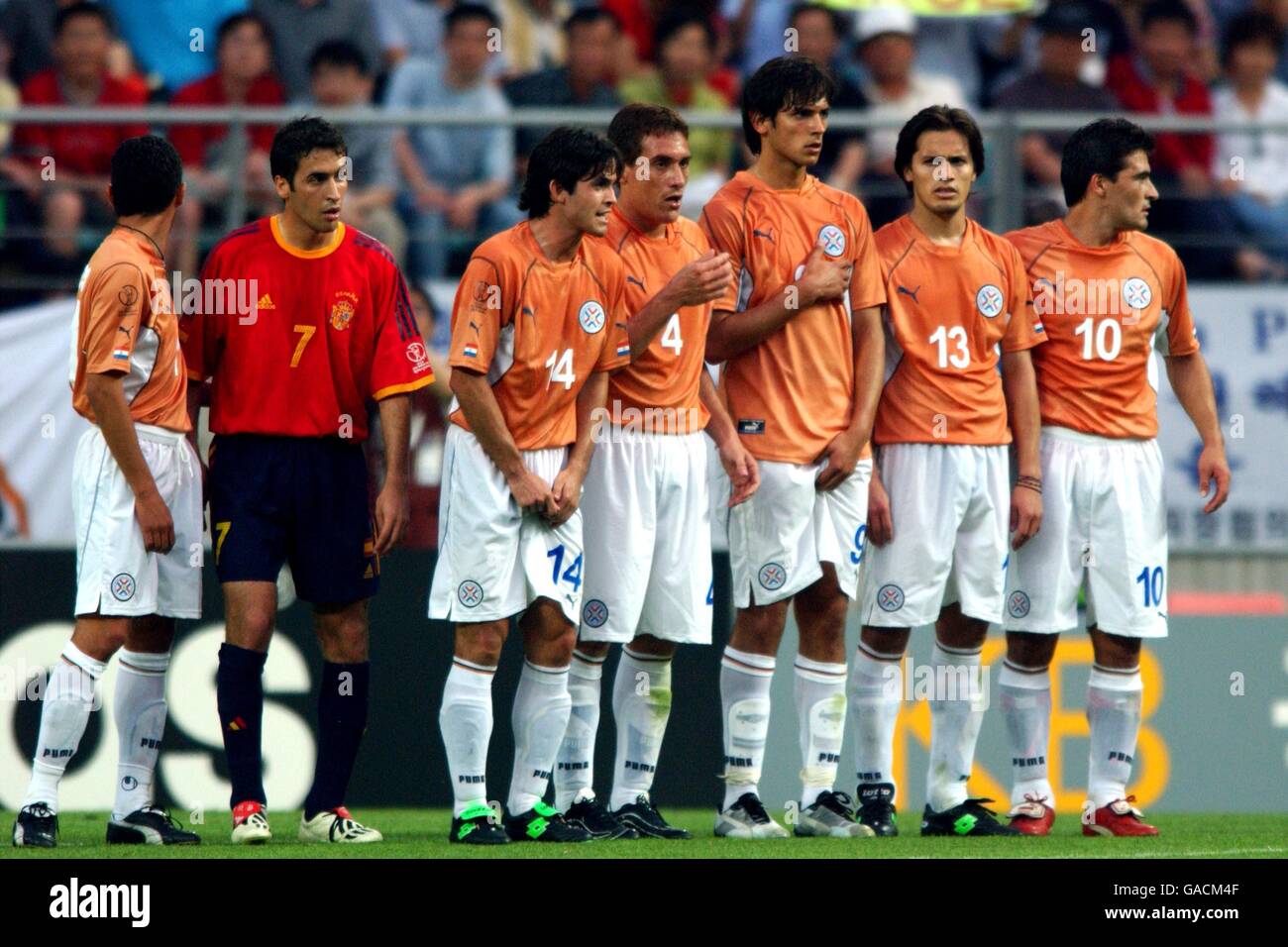 Der spanische Raul (2. L) infiltriert die paraguayische Verteidigungsmauer von (L-R) Jorge Campos. Diego Gavilan, Carlos Gamarra, Roque Santa Cruz, Carlos Paredes und Roberto Acuna Stockfoto