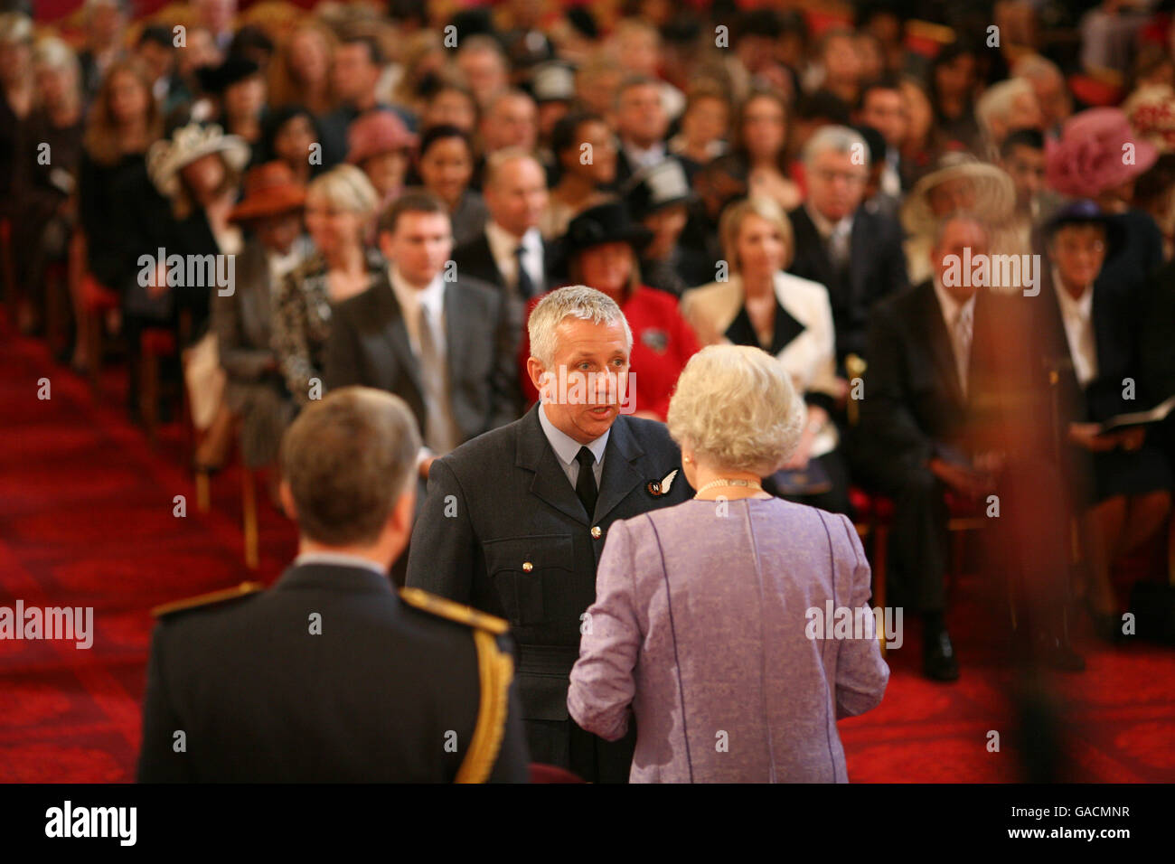 Wing Commander Steven Russell, Royal Air Force wird von der Queen am Buckingham Palace zur OBE gemacht. Stockfoto