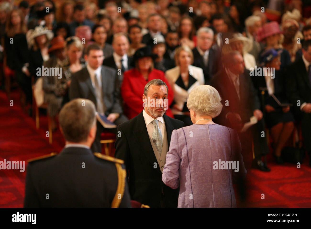 Dr. David Prichard aus Bangor wird von der Queen am Buckingham Palace zur OBE gemacht. Stockfoto