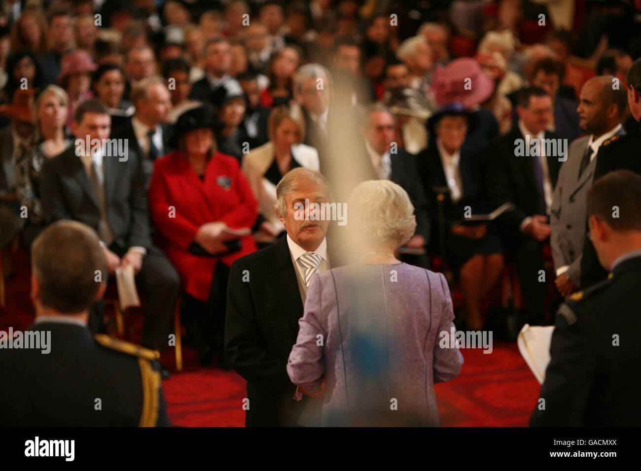 Michael Williams aus Trowbridge wird von der Queen am Buckingham Palace zu einem MBE gemacht. Stockfoto