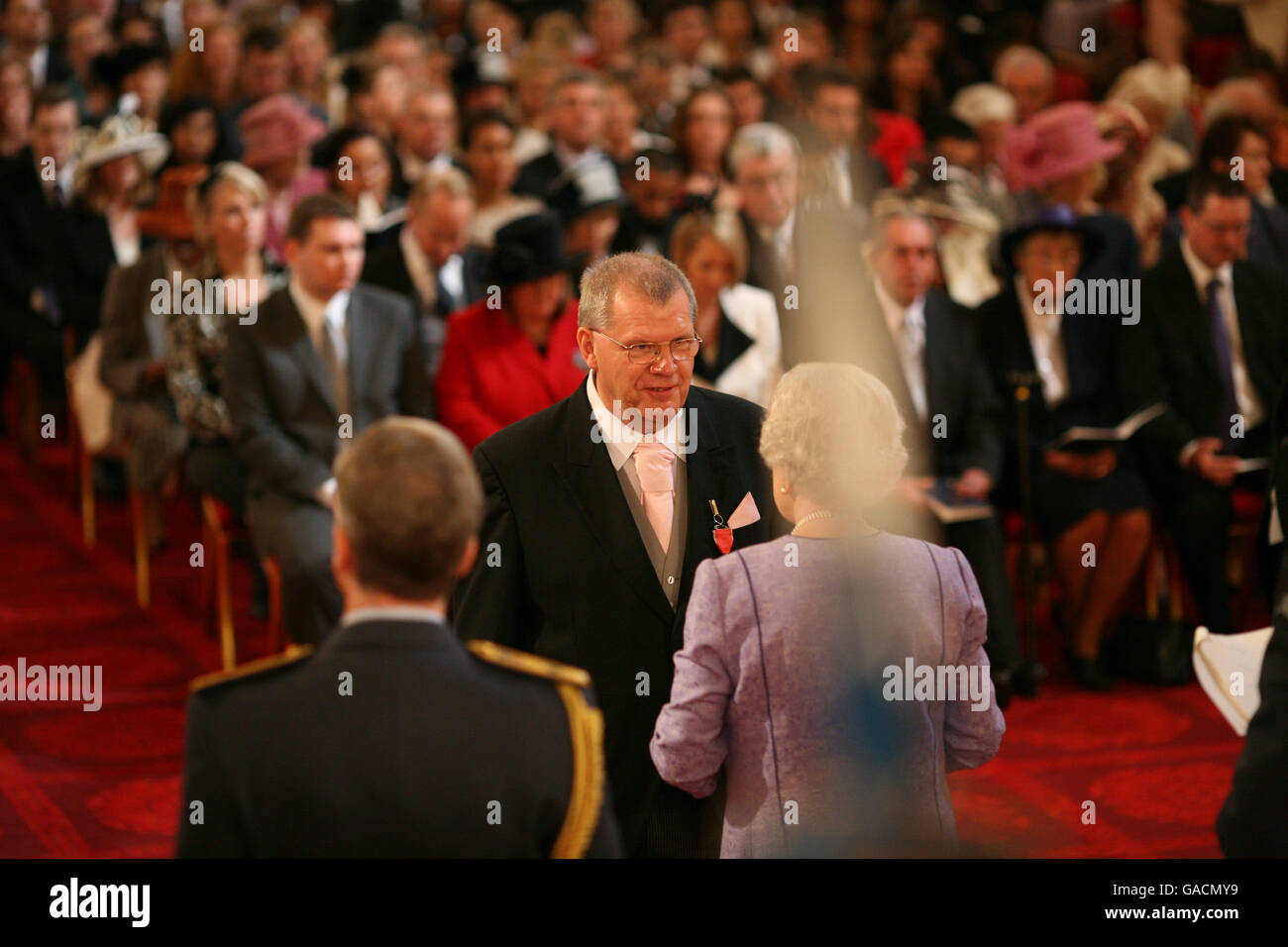 Mr. Michael Stocks aus Reading wird von der Queen im Buckingham Palace zu einem MBE gemacht. Stockfoto